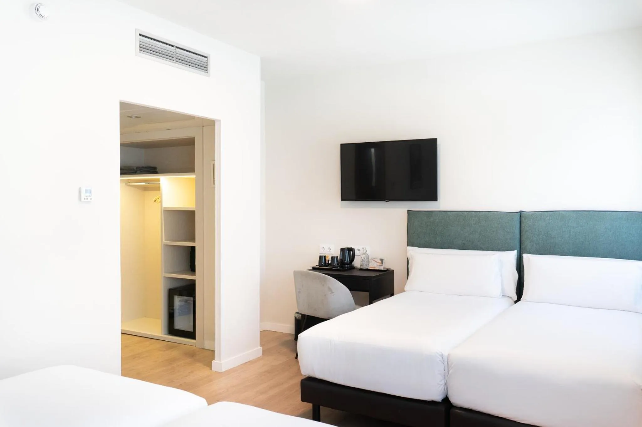 Photo of the whole room, Bed in Tres Torres Atiram Hotel