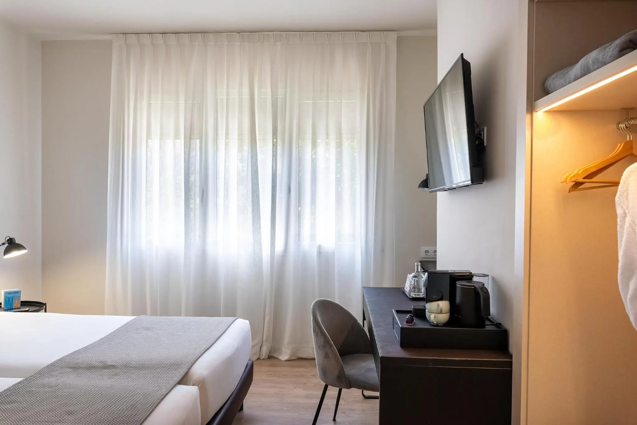 Photo of the whole room, Bed in Tres Torres Atiram Hotel