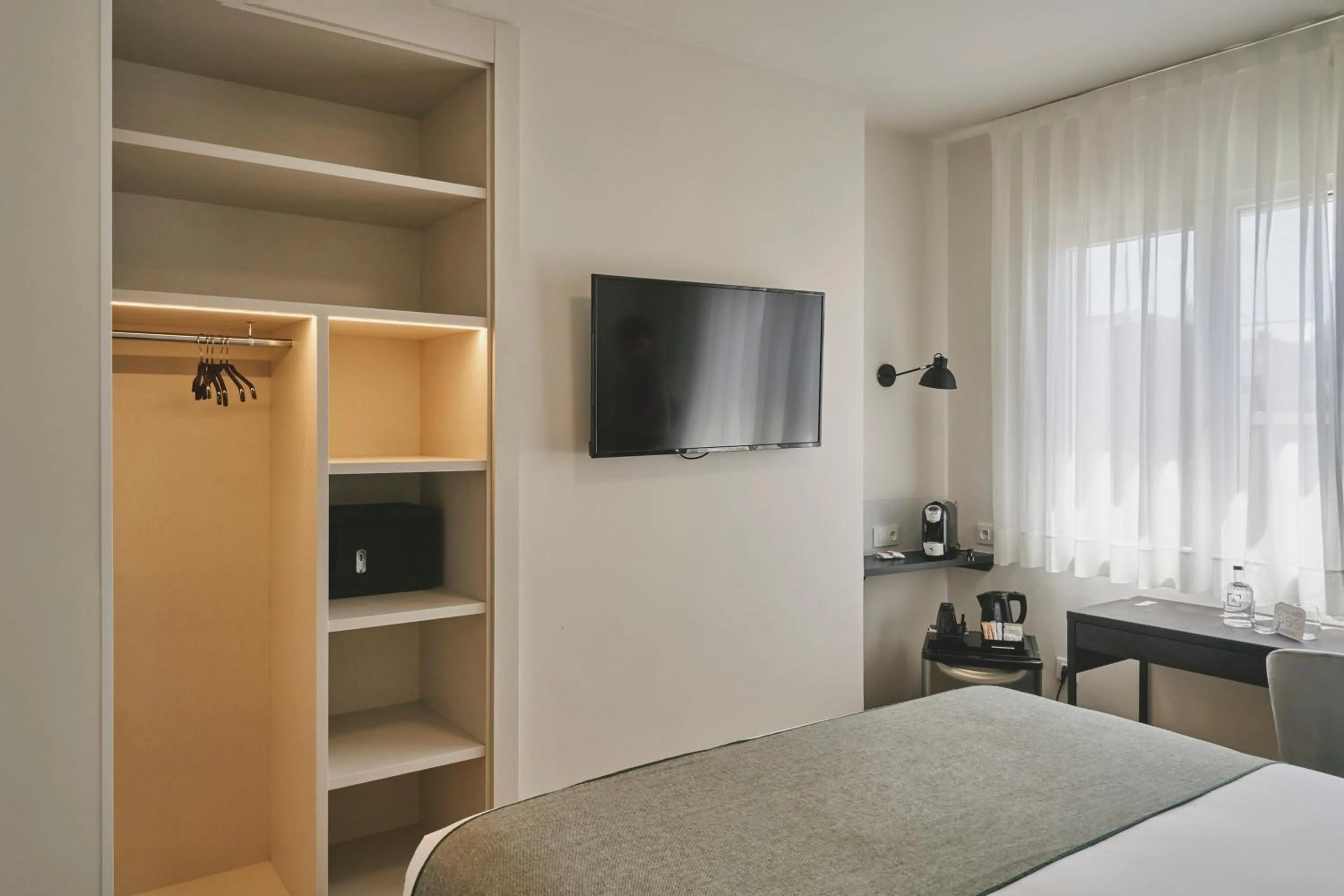 Photo of the whole room, Bed in Tres Torres Atiram Hotel