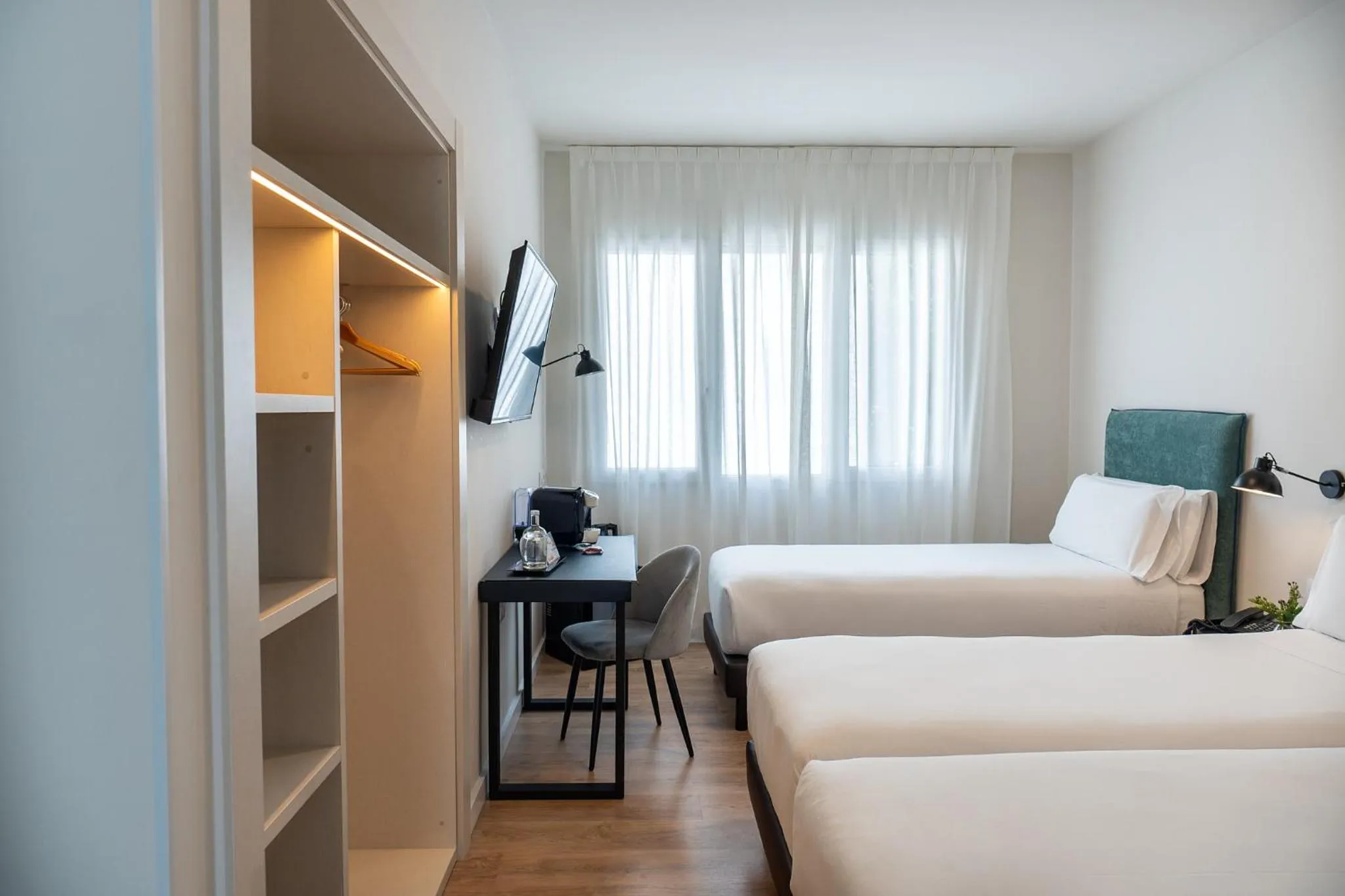 Photo of the whole room, Bed in Tres Torres Atiram Hotel