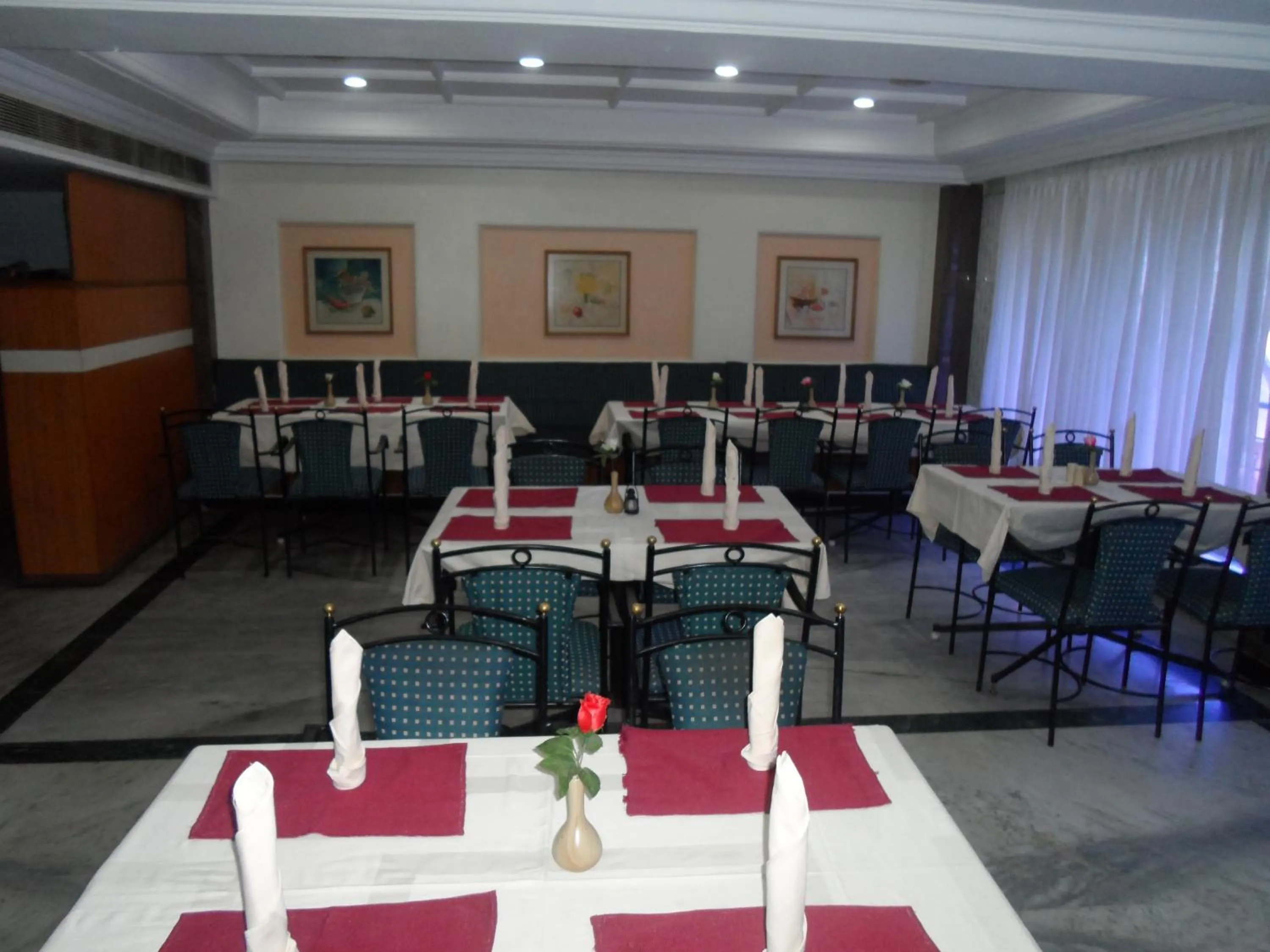 Restaurant/places to eat in Hotel PLR Grand