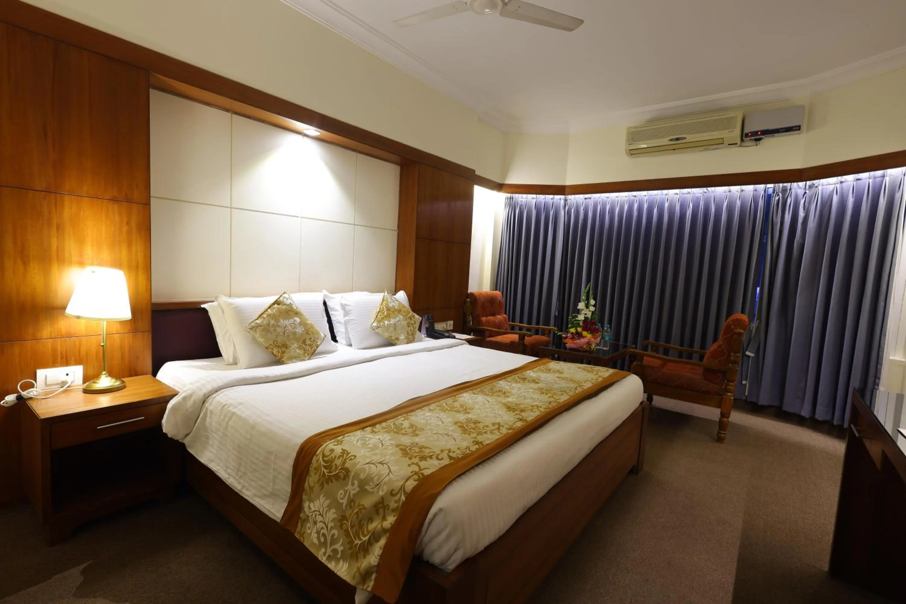 Living room, Bed in Hotel PLR Grand