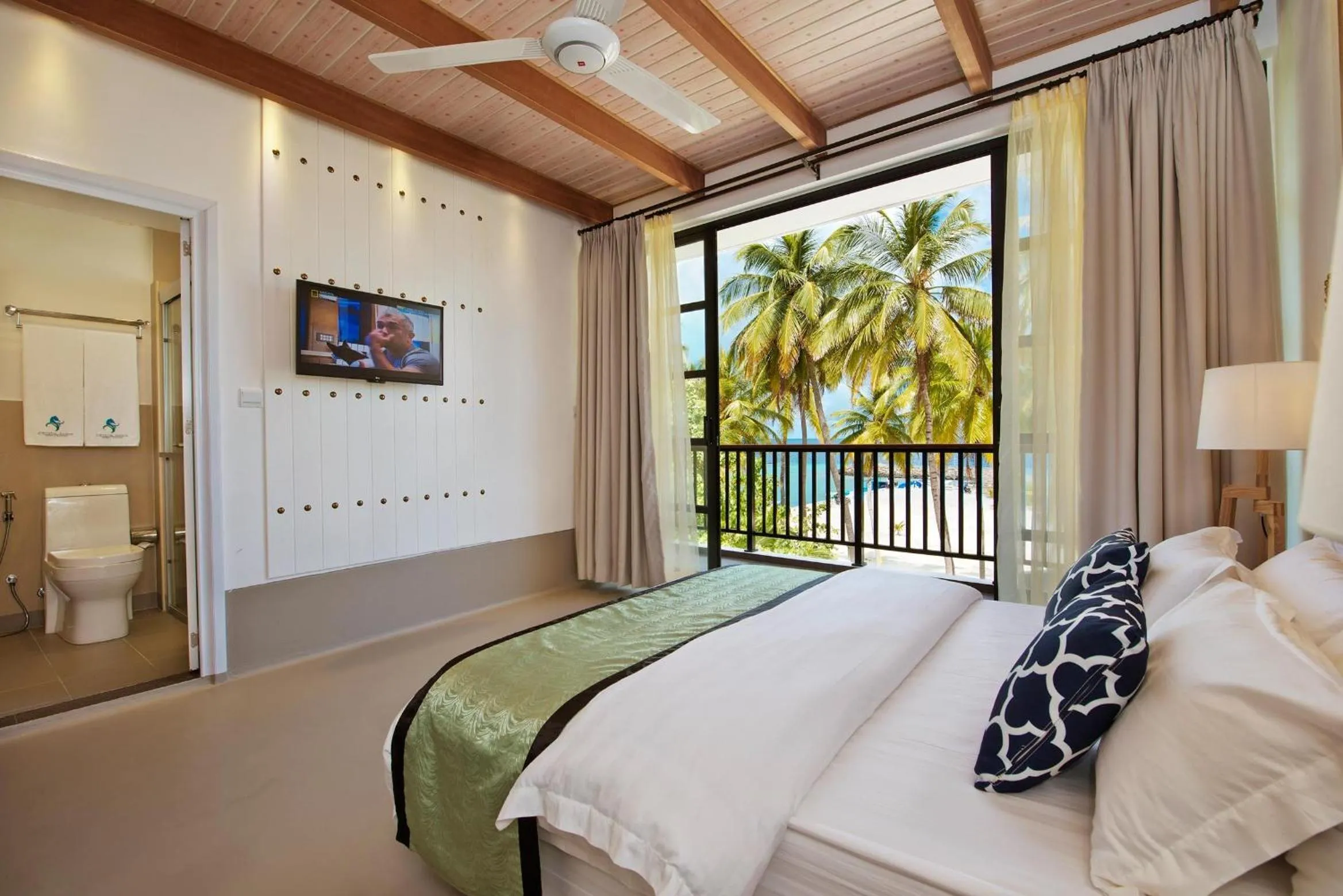 Photo of the whole room, Bed in Crystal Sands