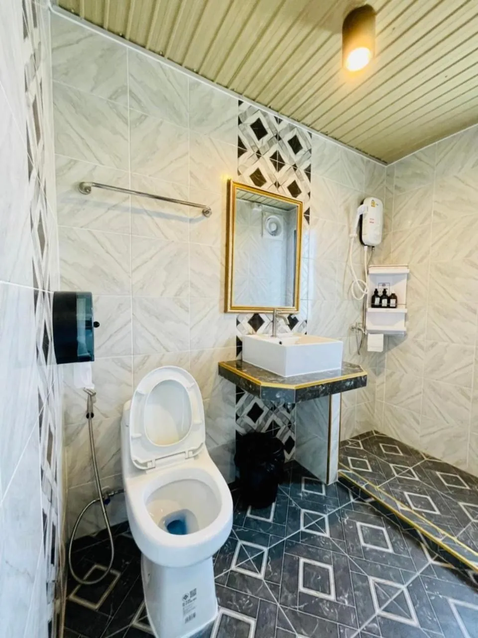 Bathroom in โรงแรมเรือนคุณเล็ก กานต์สินี