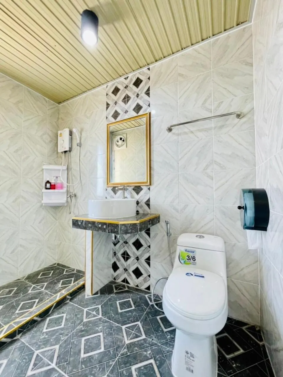 Bathroom in โรงแรมเรือนคุณเล็ก กานต์สินี