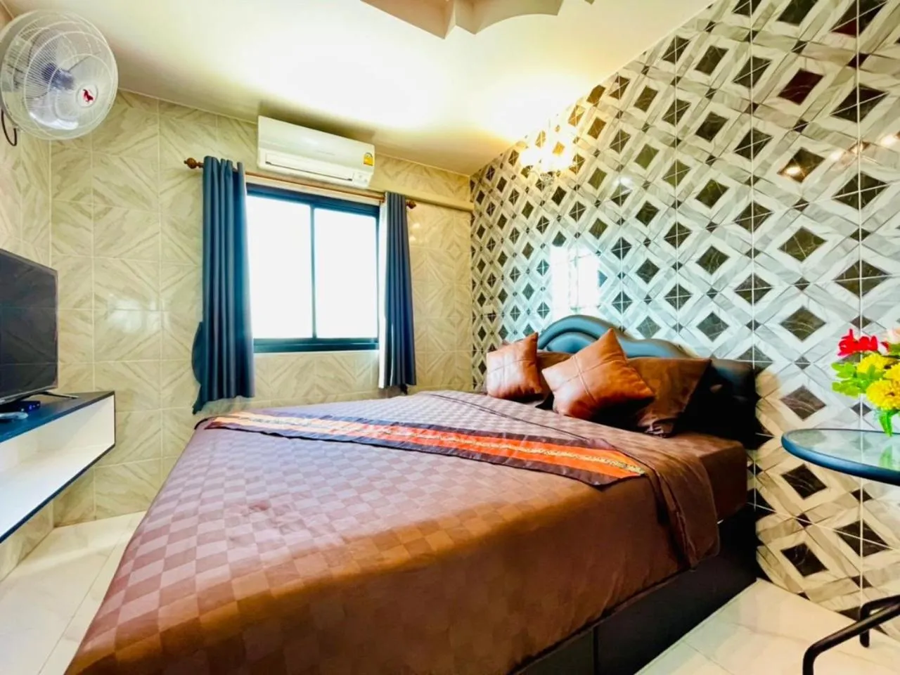 Photo of the whole room, Bed in โรงแรมเรือนคุณเล็ก กานต์สินี