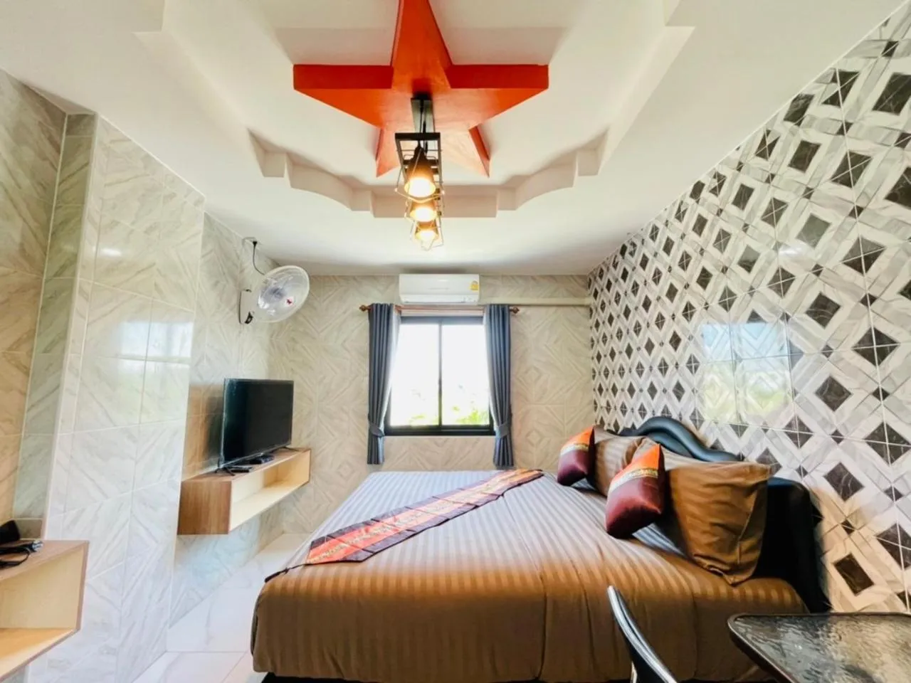 Photo of the whole room, Bed in โรงแรมเรือนคุณเล็ก กานต์สินี