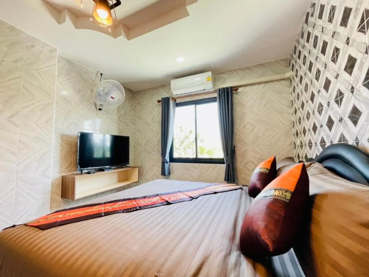 Photo of the whole room, Bed in โรงแรมเรือนคุณเล็ก กานต์สินี