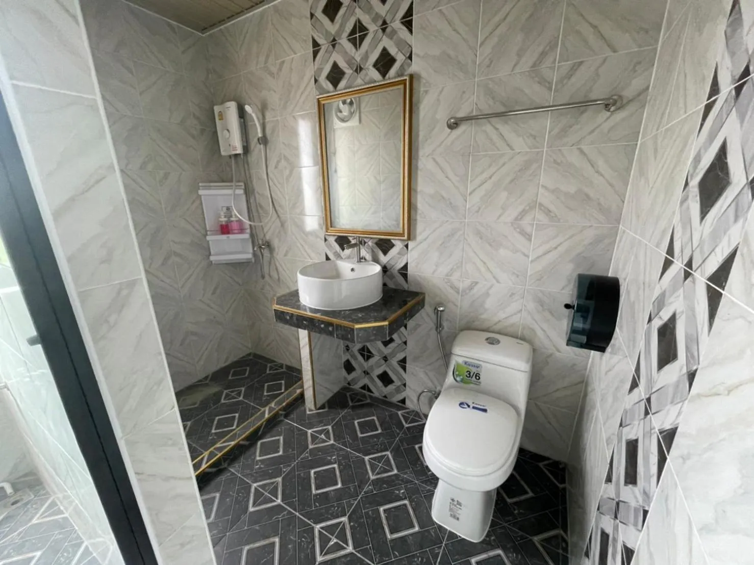 Bathroom in โรงแรมเรือนคุณเล็ก กานต์สินี