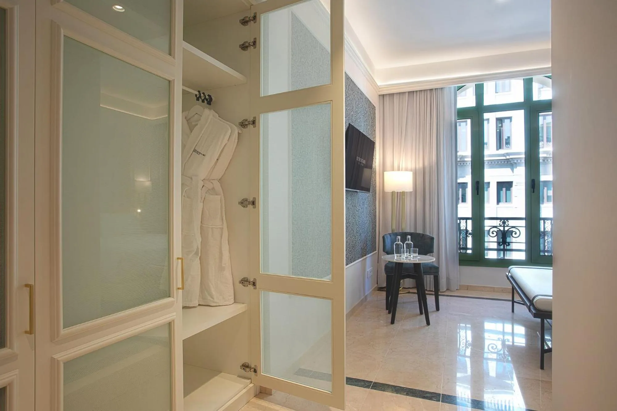 wardrobe in Exe Laietana Palace