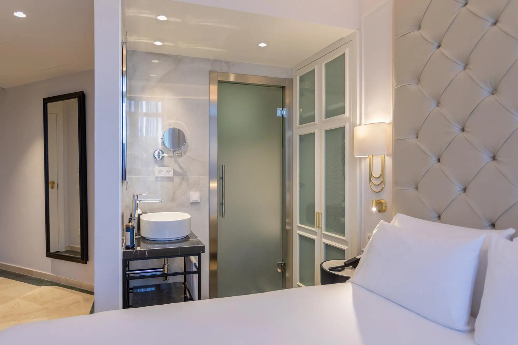 Bathroom, Bed in Eurostars Laietana