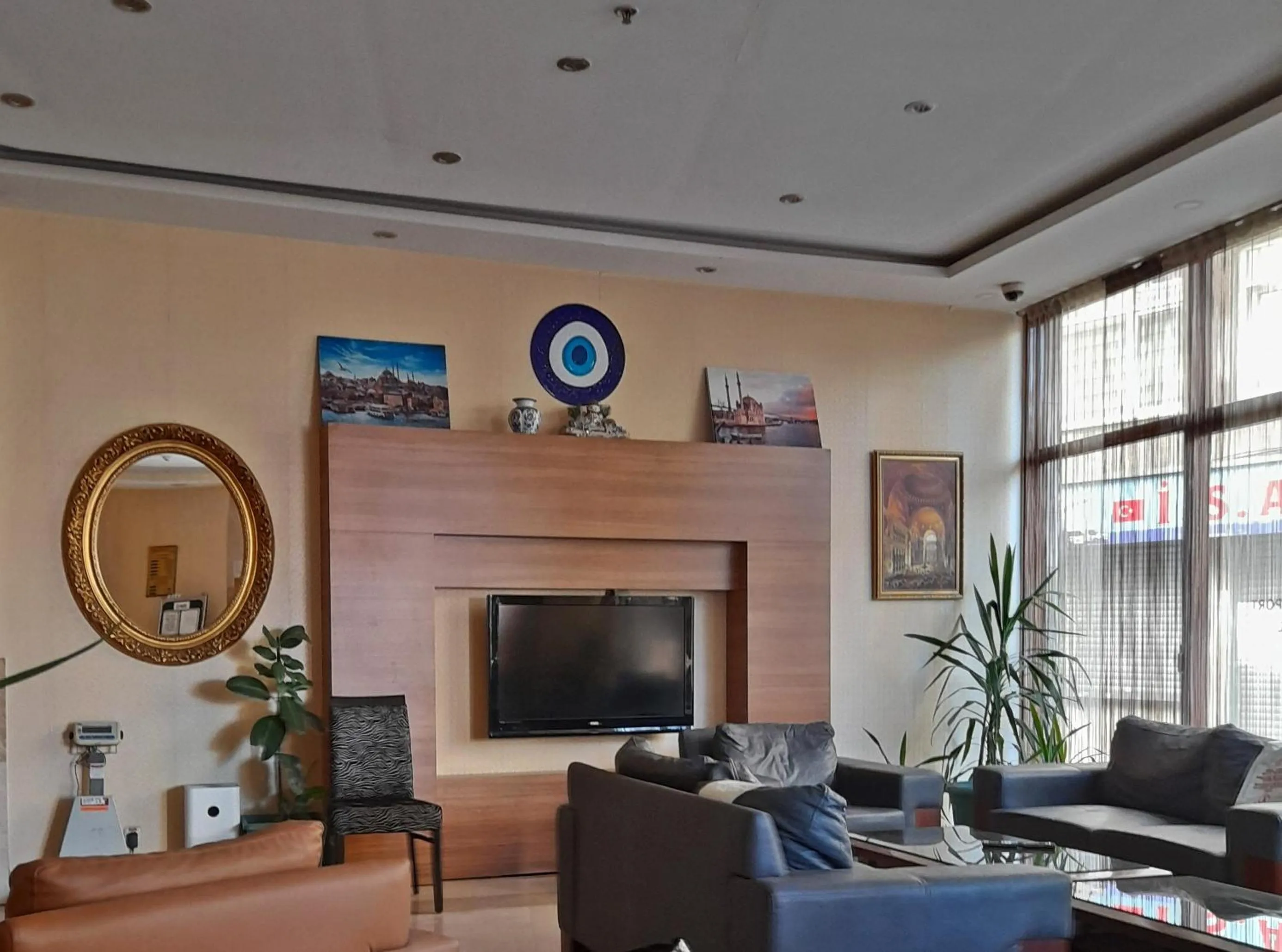 Communal lounge/ TV room in The City Port Hotel