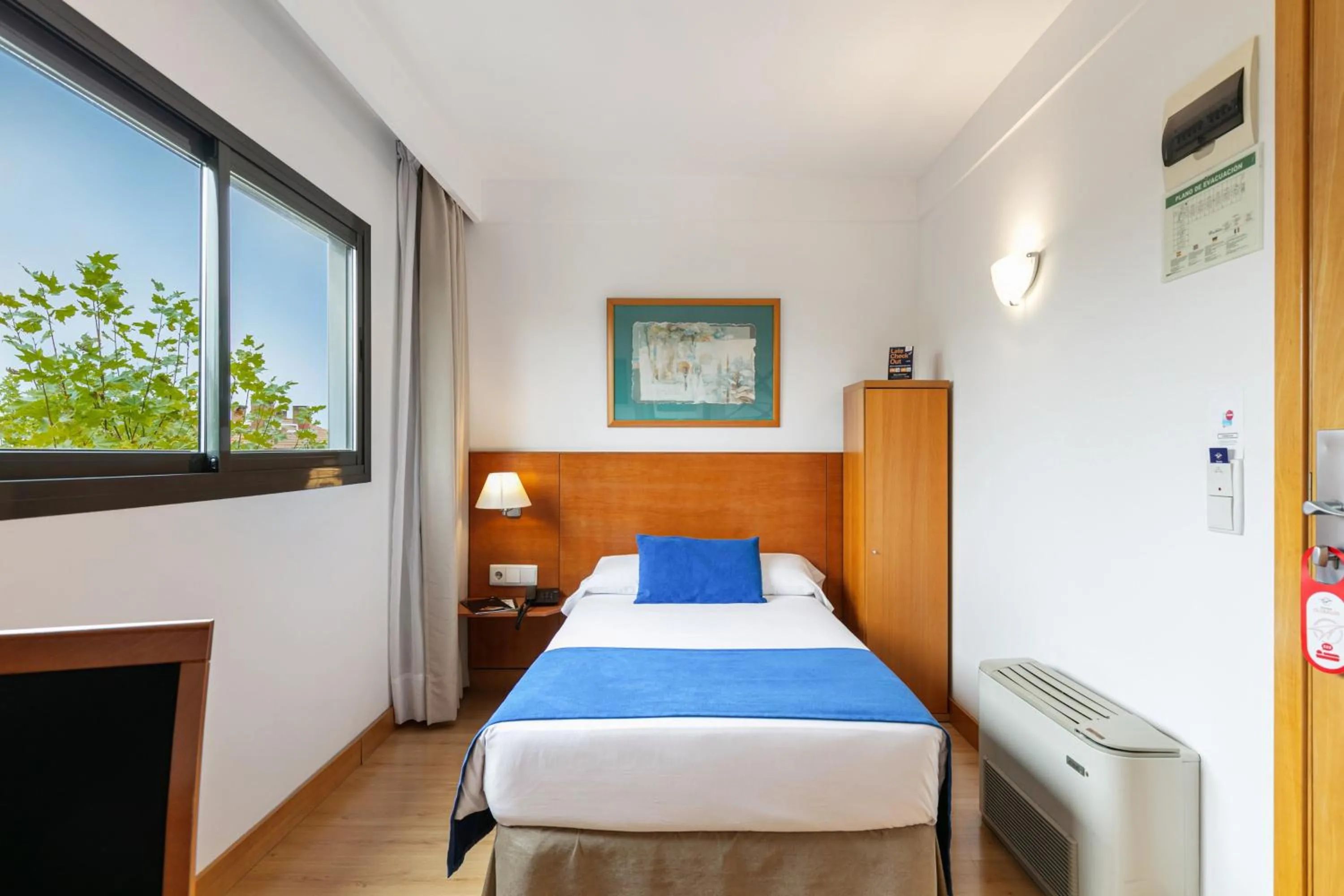 Photo of the whole room, Bed in Sercotel de los Reyes