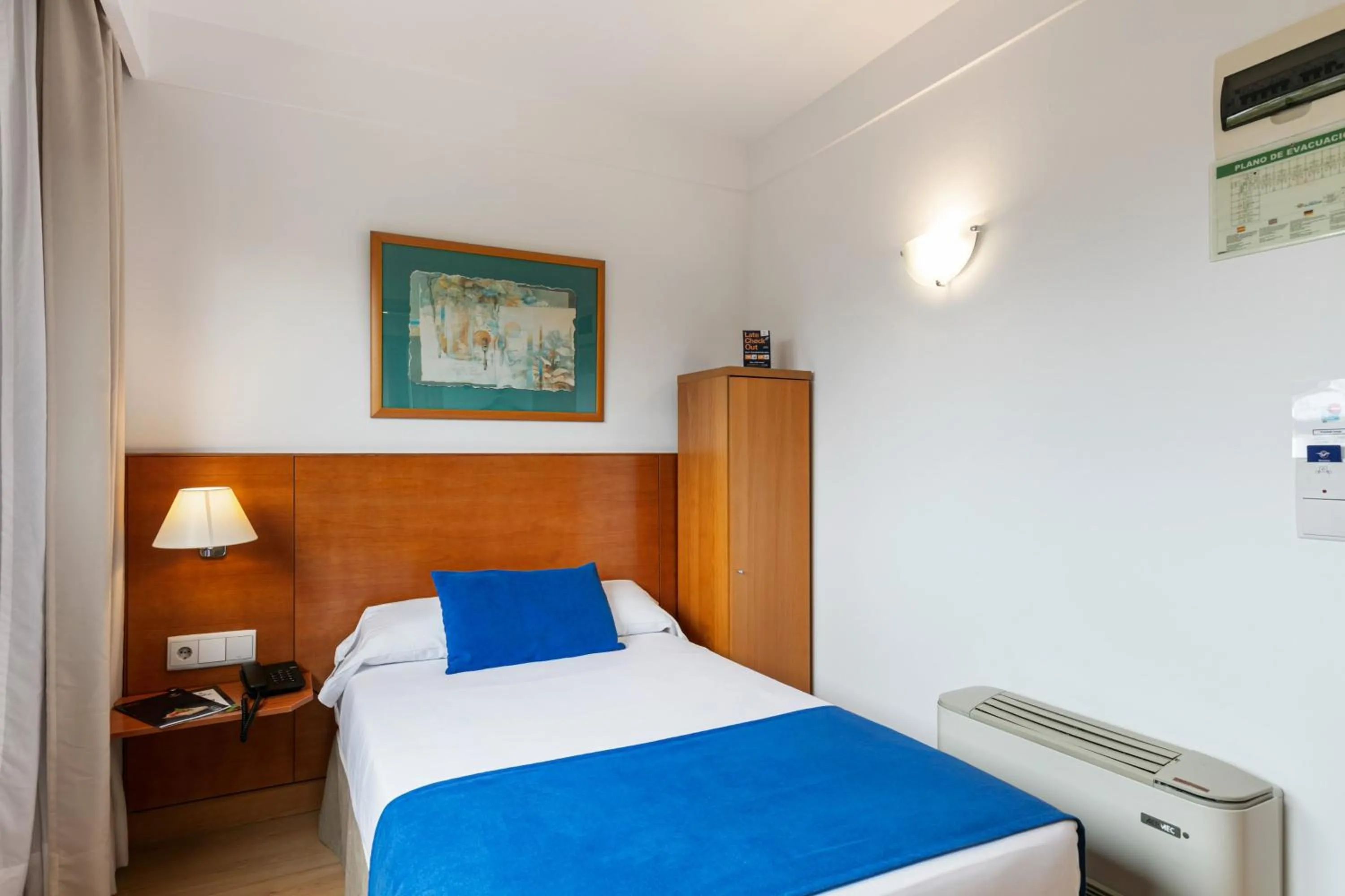 Photo of the whole room, Bed in Sercotel de los Reyes