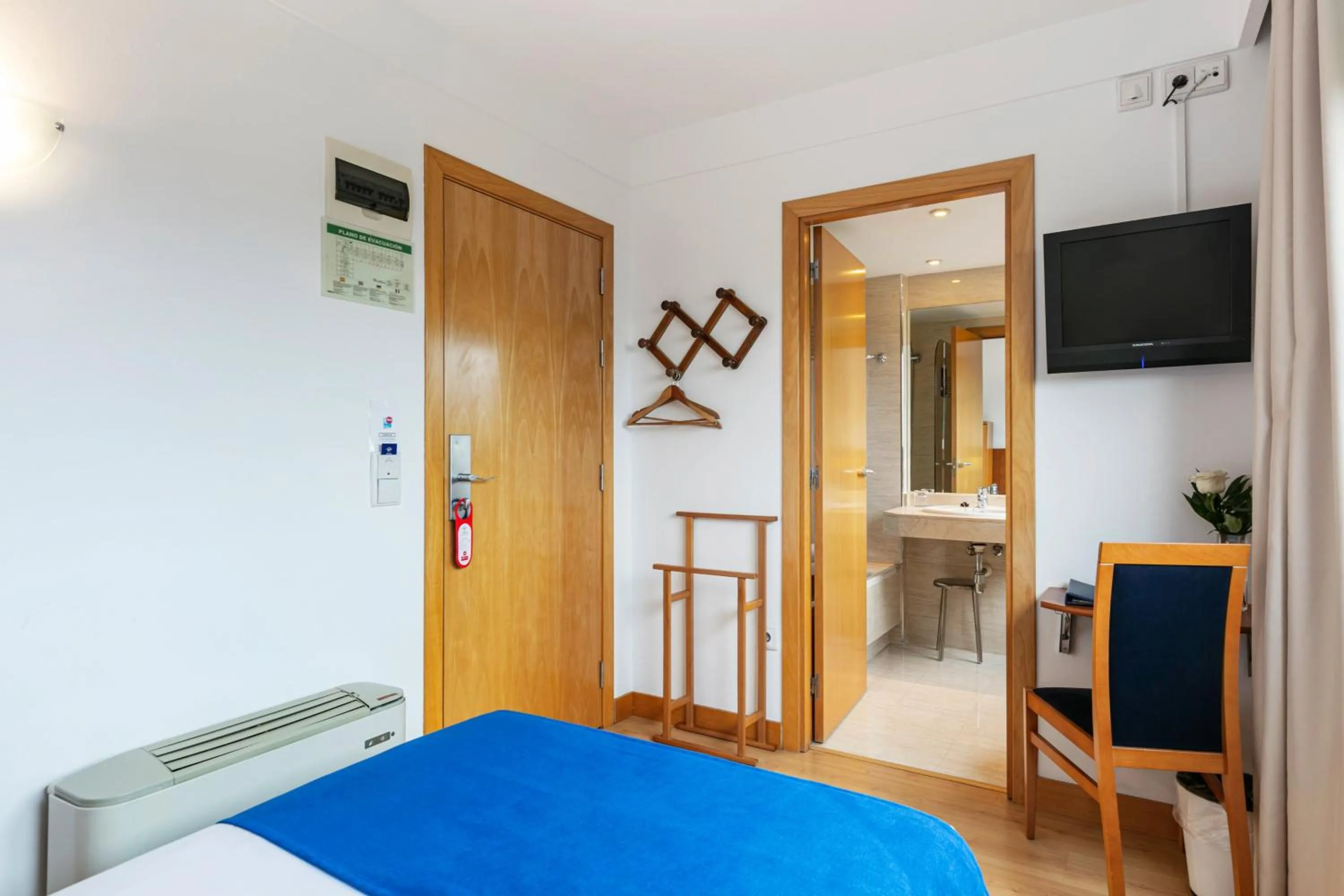 Photo of the whole room, Bed in Sercotel de los Reyes