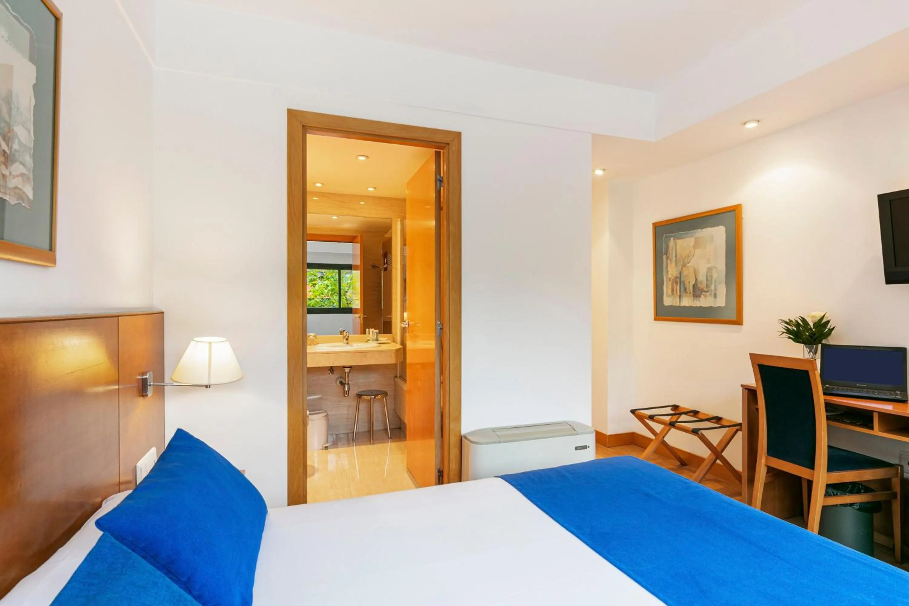 Photo of the whole room, Bed in Sercotel de los Reyes