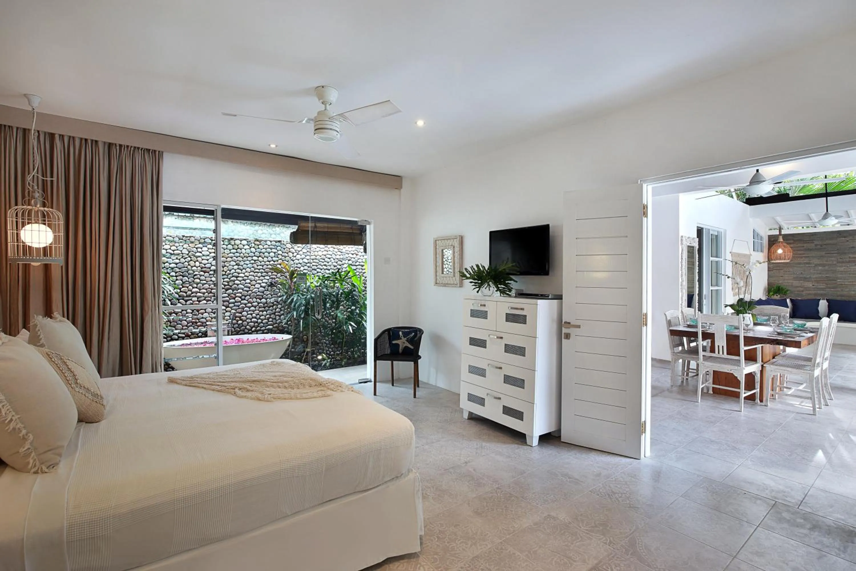 Bathroom, Bed in Villa Elleo