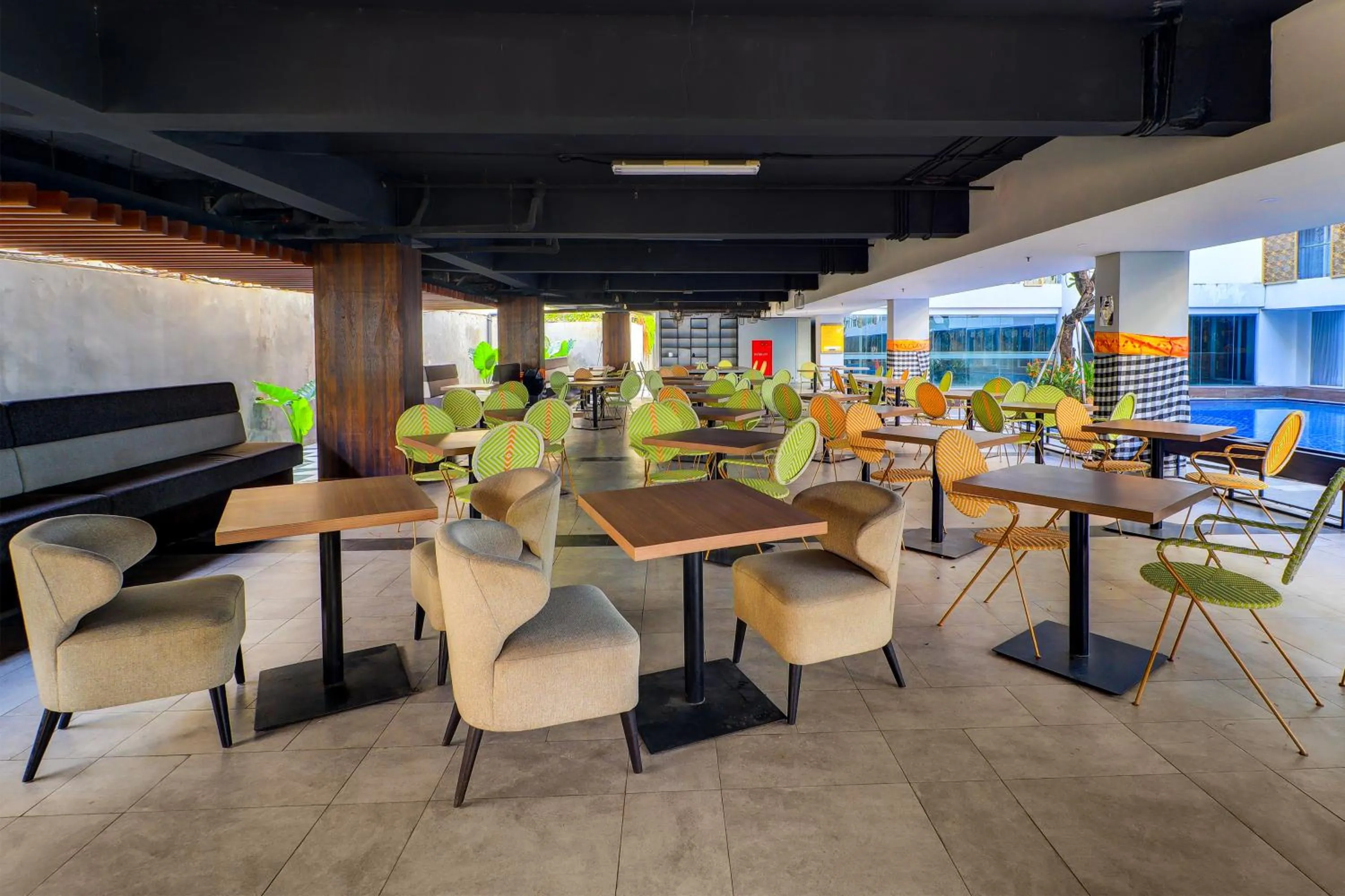 Restaurant/places to eat in Sunday Hotel Arshika Sunset Road