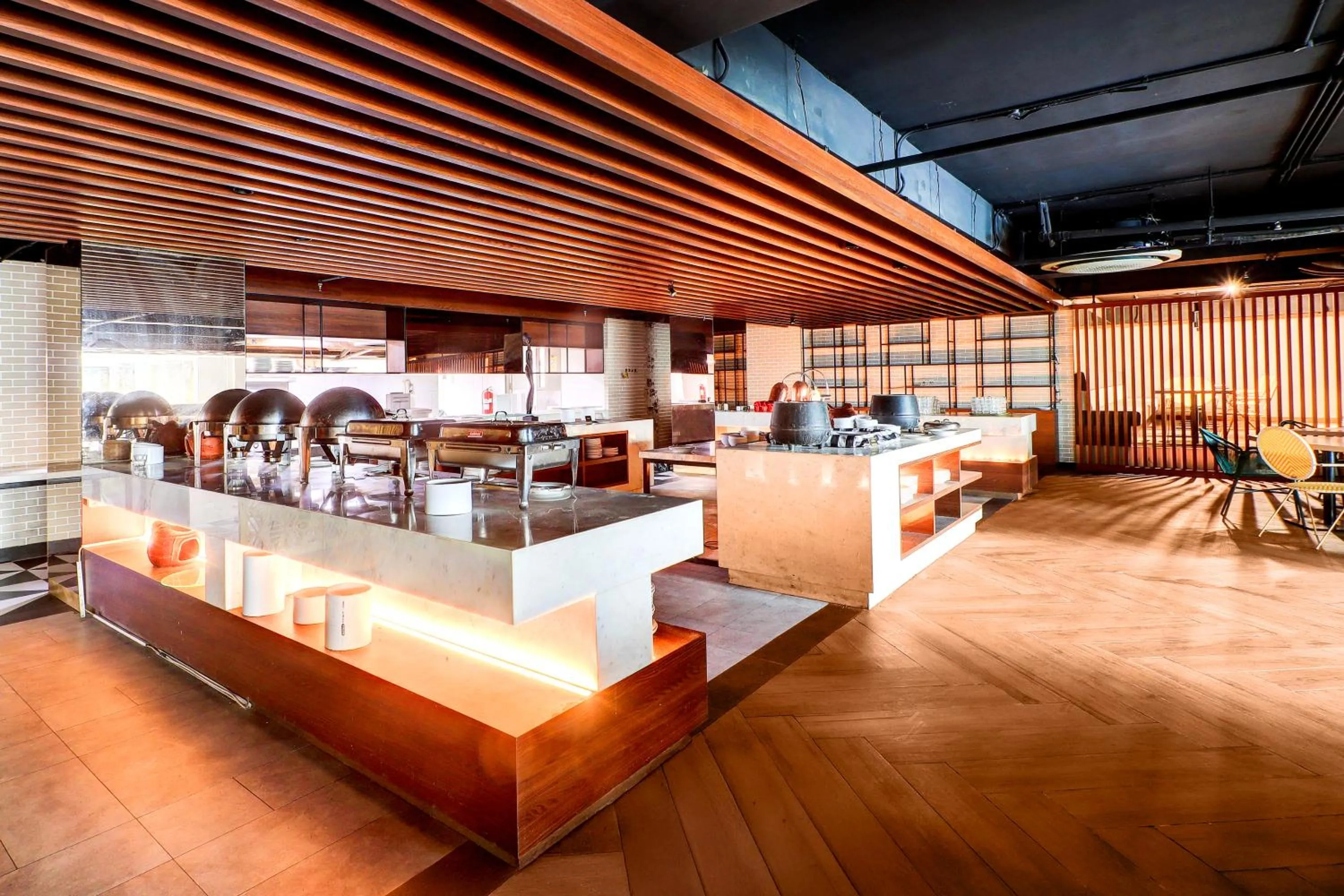 Restaurant/places to eat in Sunday Hotel Arshika Sunset Road