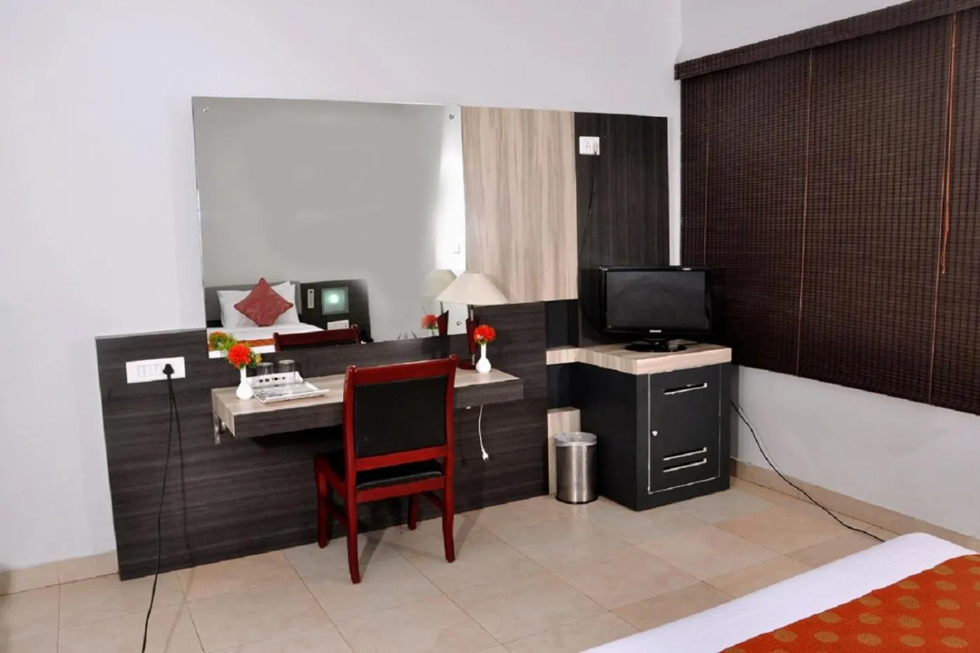TV and multimedia, TV/Entertainment Center in Hotel Palm shore