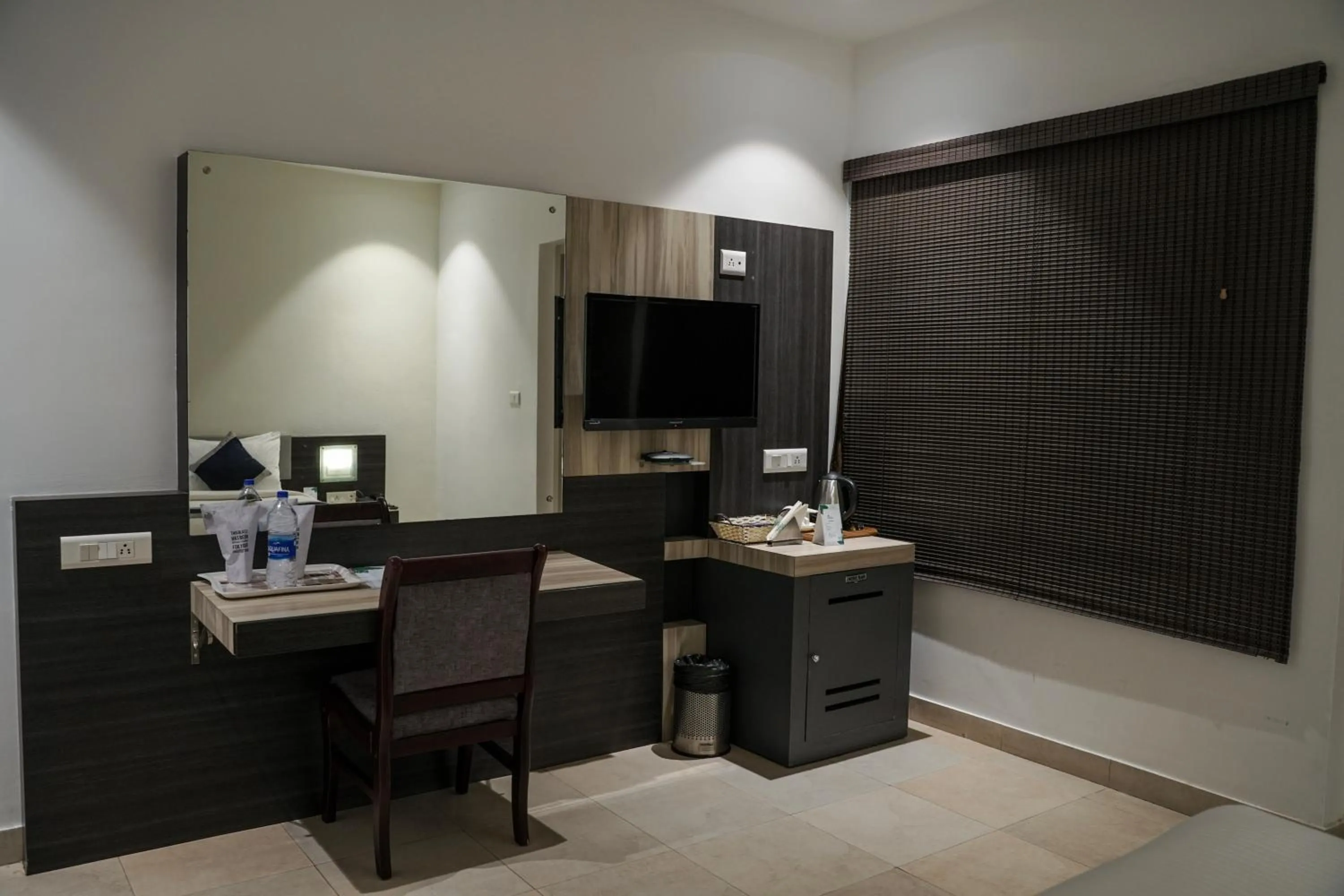 TV and multimedia, TV/Entertainment Center in Hotel Palm shore