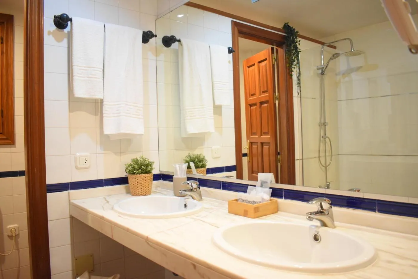 Shower in Hotel Humaina