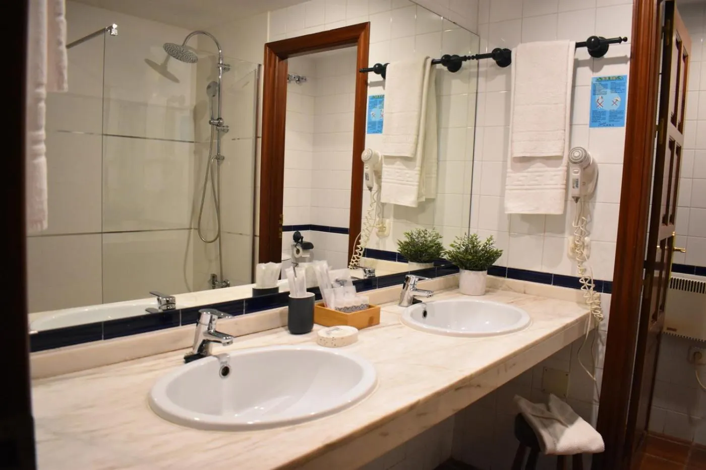 Shower in Hotel Humaina