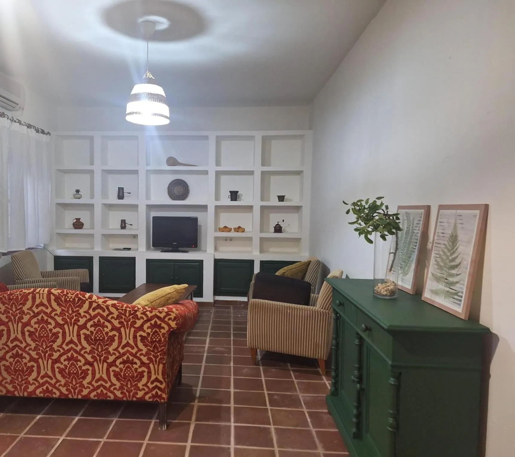 TV and multimedia in Hotel Humaina