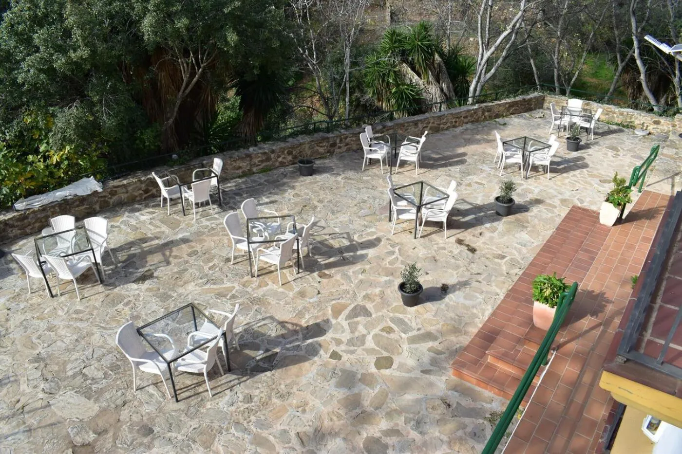 Restaurant/places to eat in Hotel Humaina