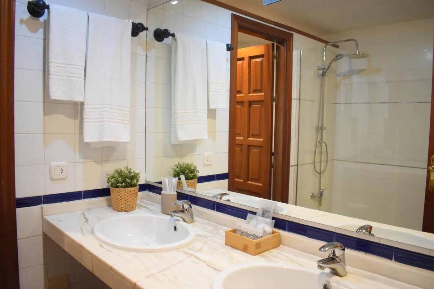 Shower in Hotel Humaina