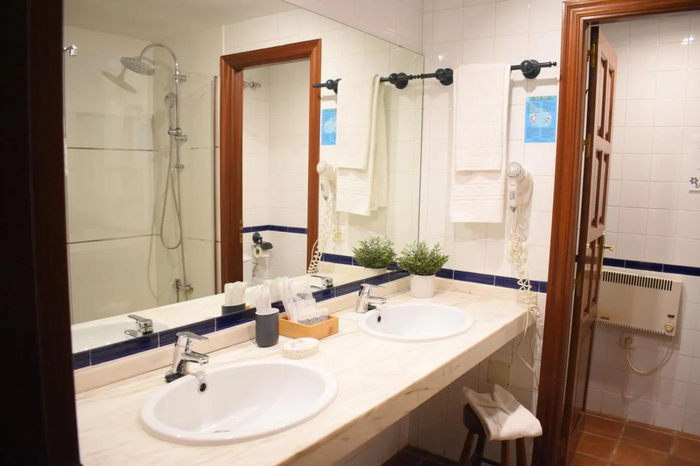 Shower in Hotel Humaina