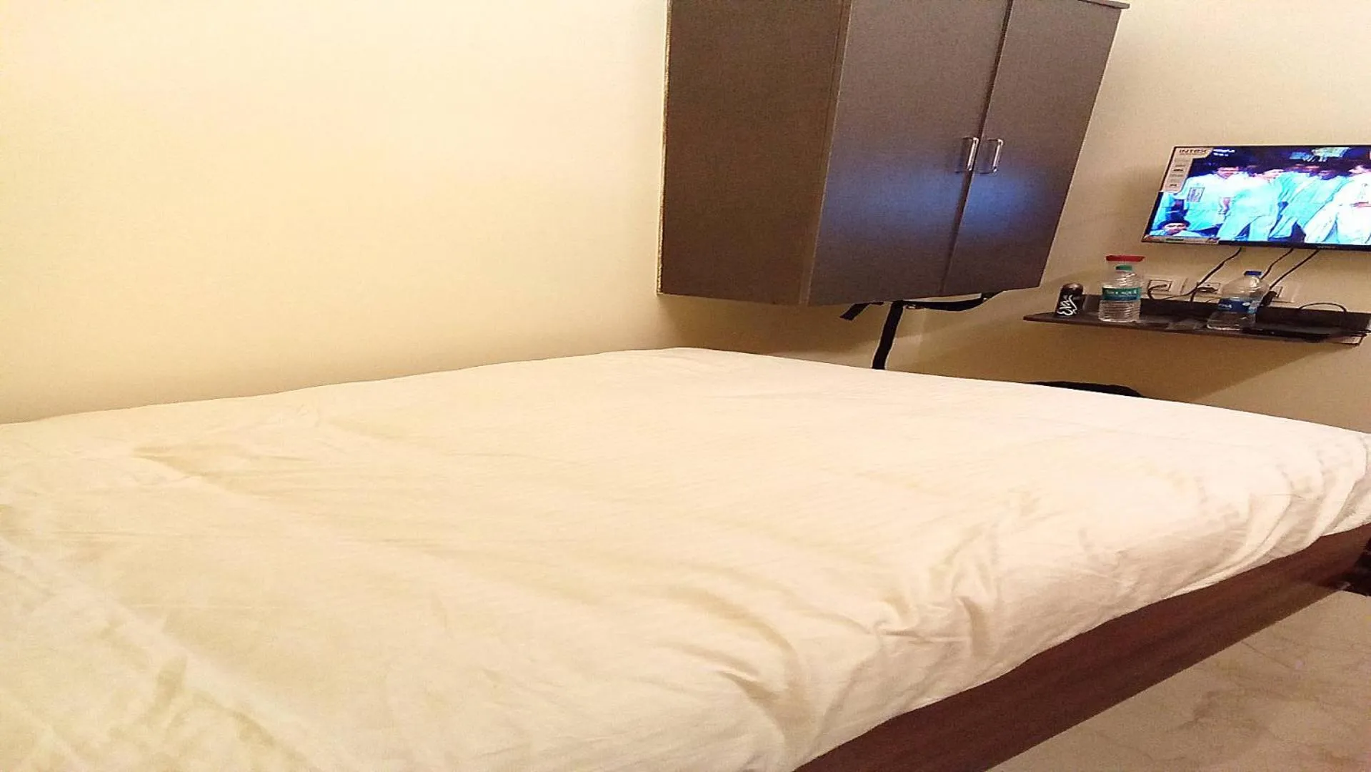 Property building, Bed in PPH Living Royal Pride