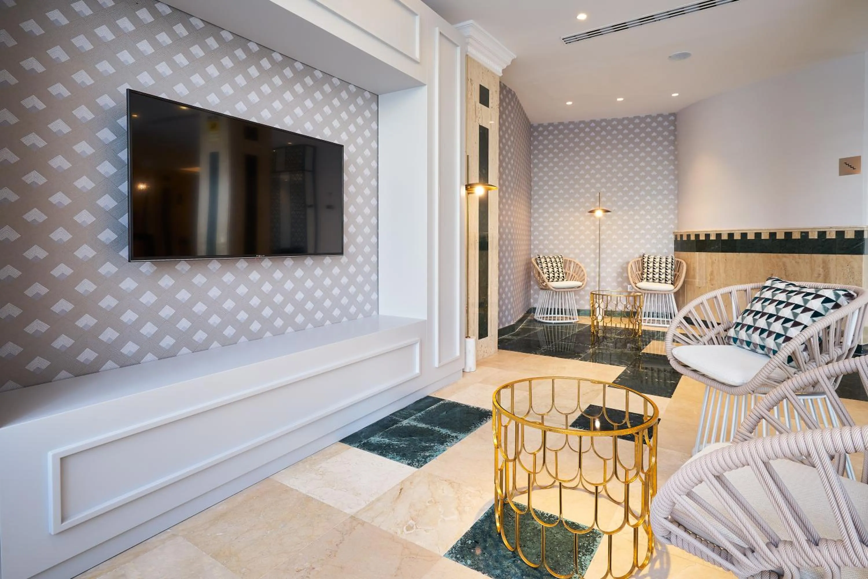 Communal lounge/ TV room in Eurostars Astoria