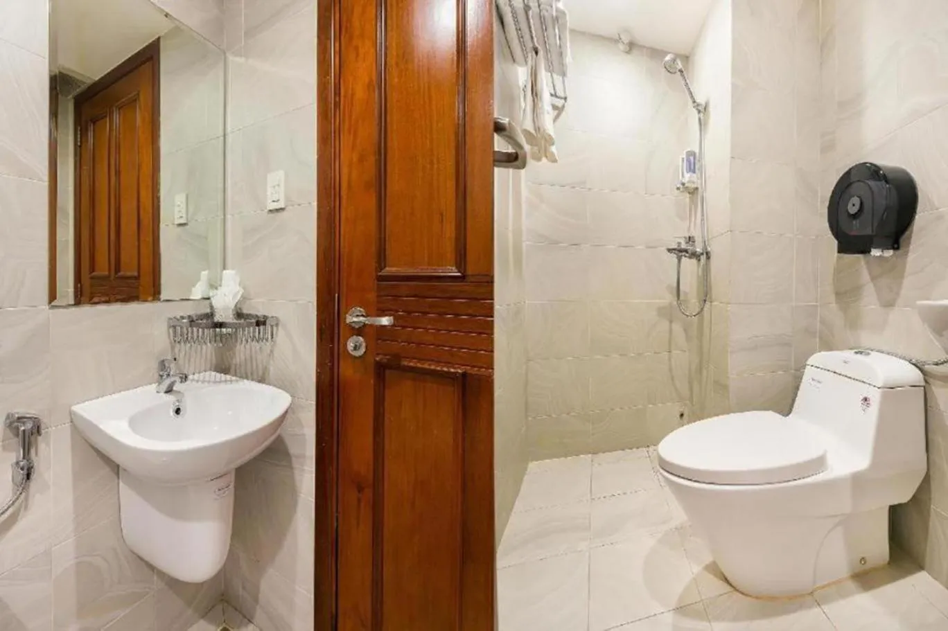 Shower in Nu Hotel - 18 Bui Vien Walkstreet