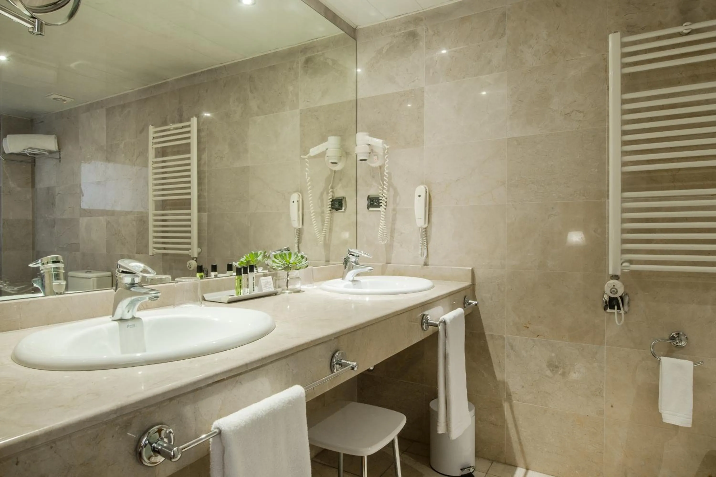 Bathroom in Aparthotel Mariano Cubi Barcelona