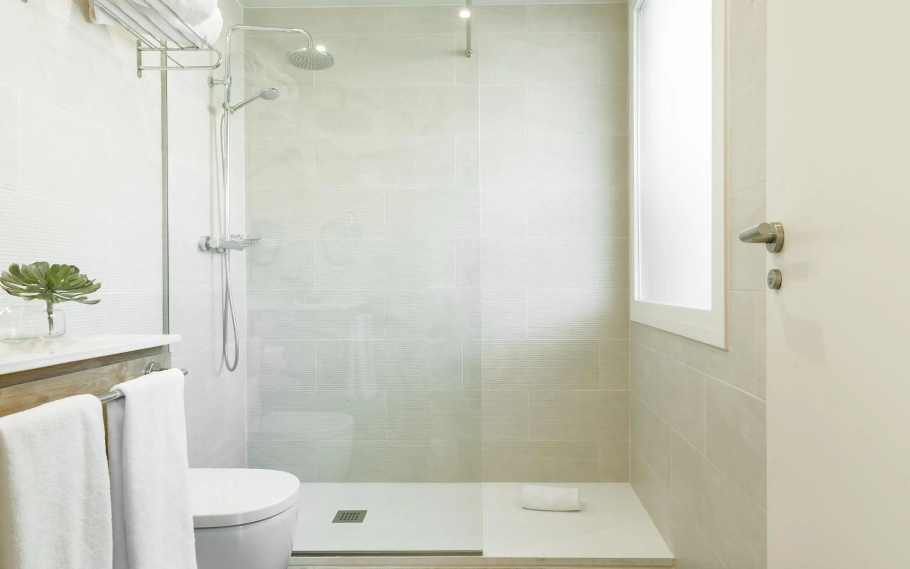 Shower in Aparthotel Mariano Cubi Barcelona