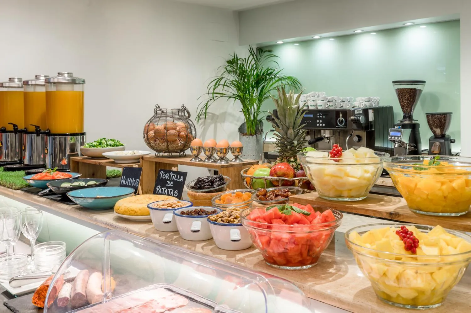 Food and drinks in Aparthotel Mariano Cubi Barcelona