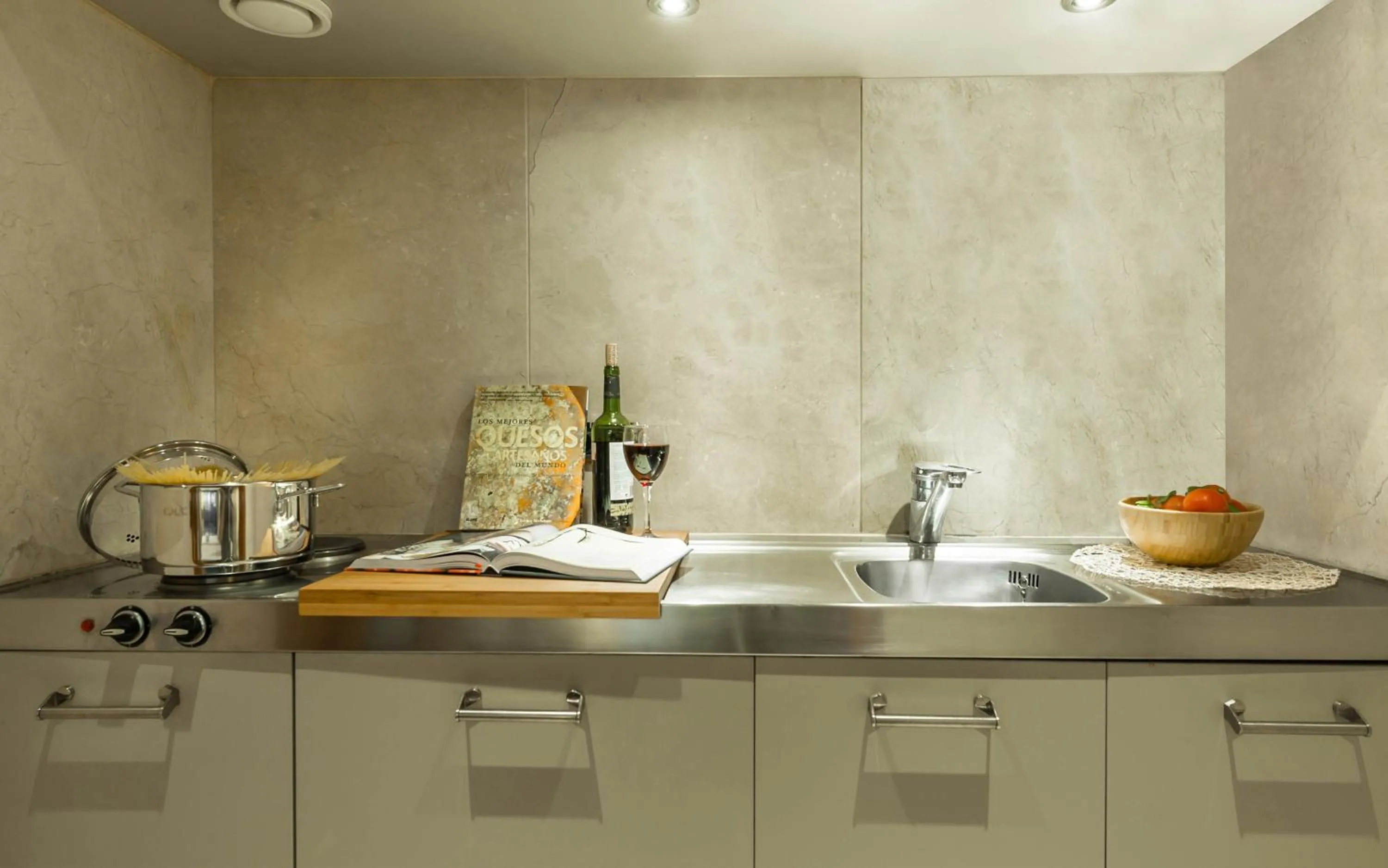 Kitchen or kitchenette in Aparthotel Mariano Cubi Barcelona