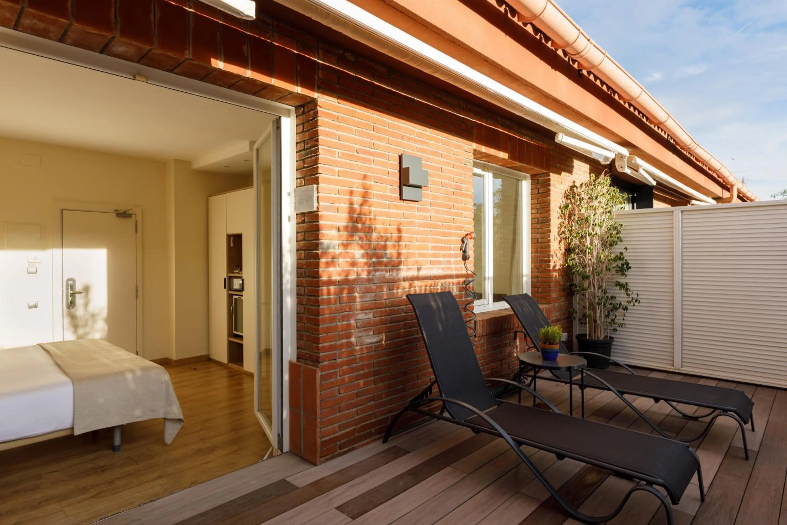 Balcony/Terrace, Bed in Aparthotel Mariano Cubi Barcelona