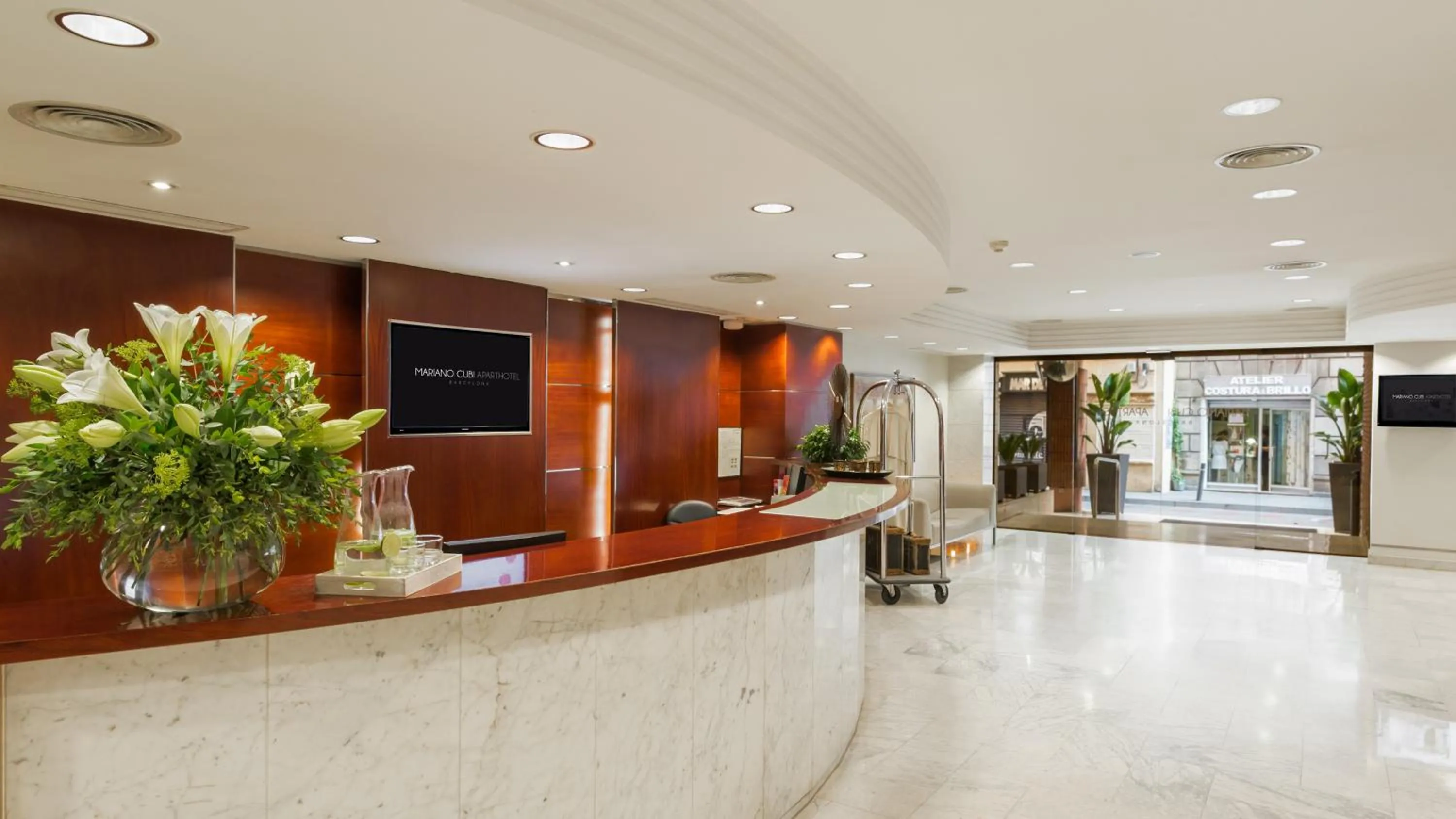 Lobby or reception in Aparthotel Mariano Cubi Barcelona