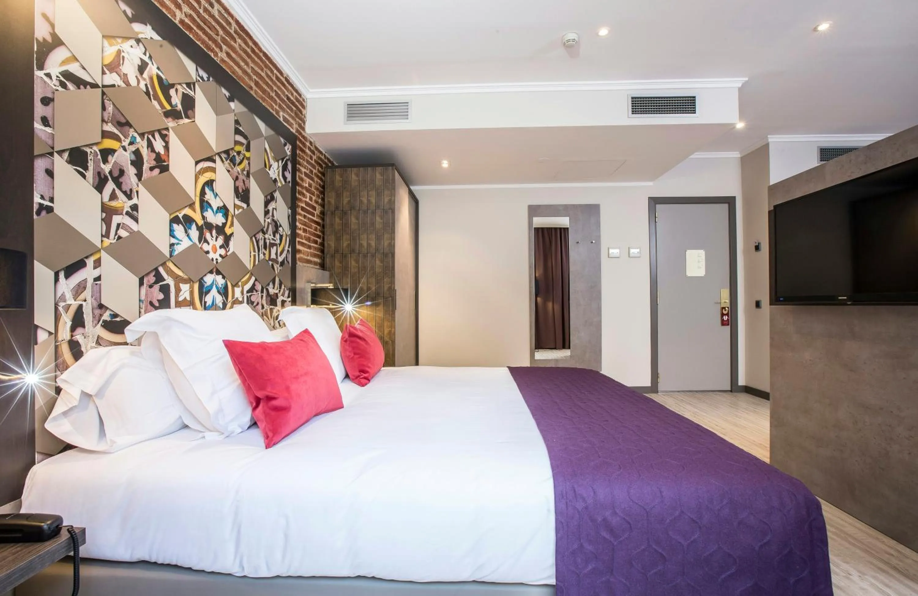 Photo of the whole room, Bed in Leonardo Hotel Barcelona Las Ramblas