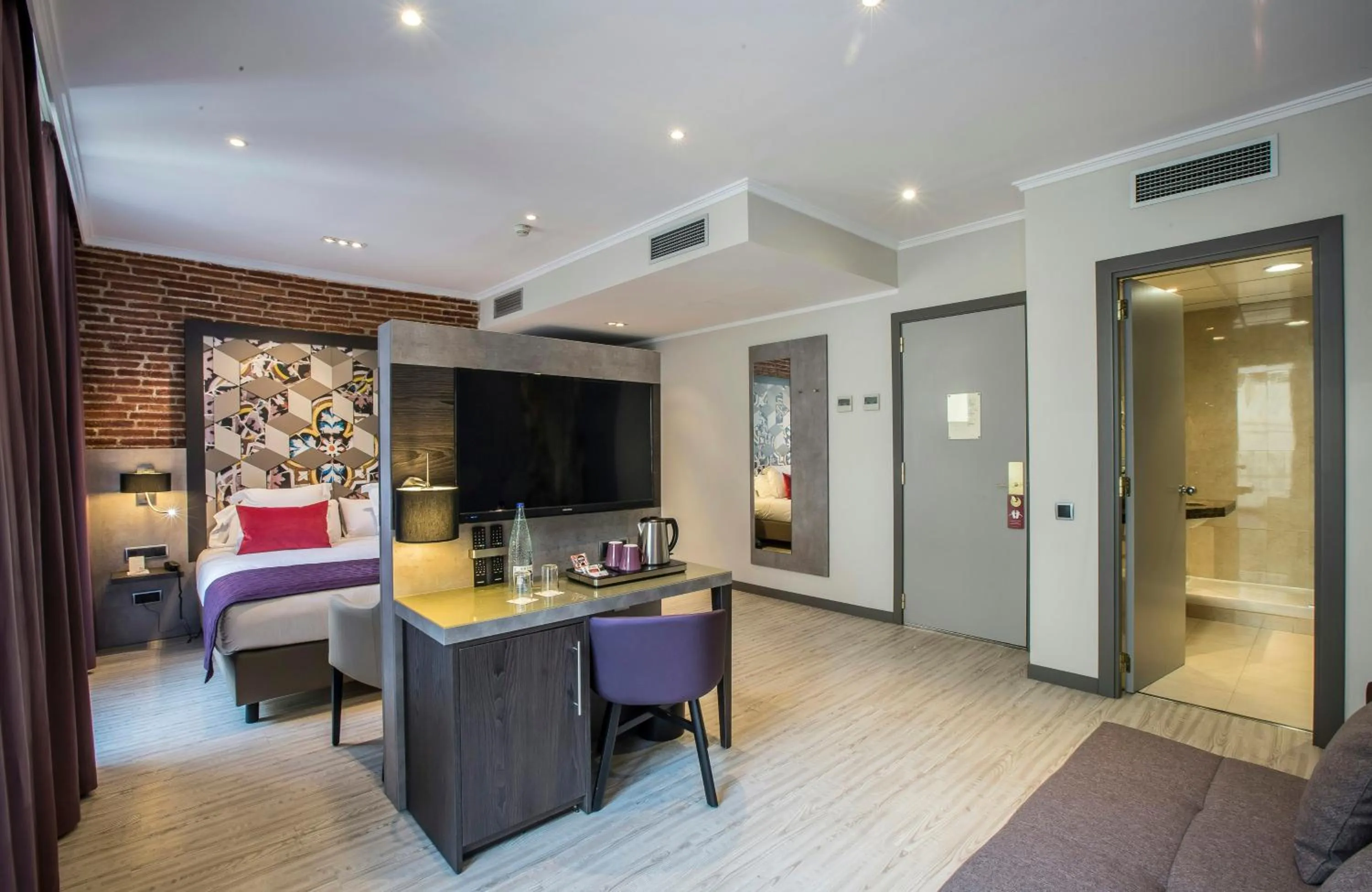 Photo of the whole room, Bed in Leonardo Hotel Barcelona Las Ramblas