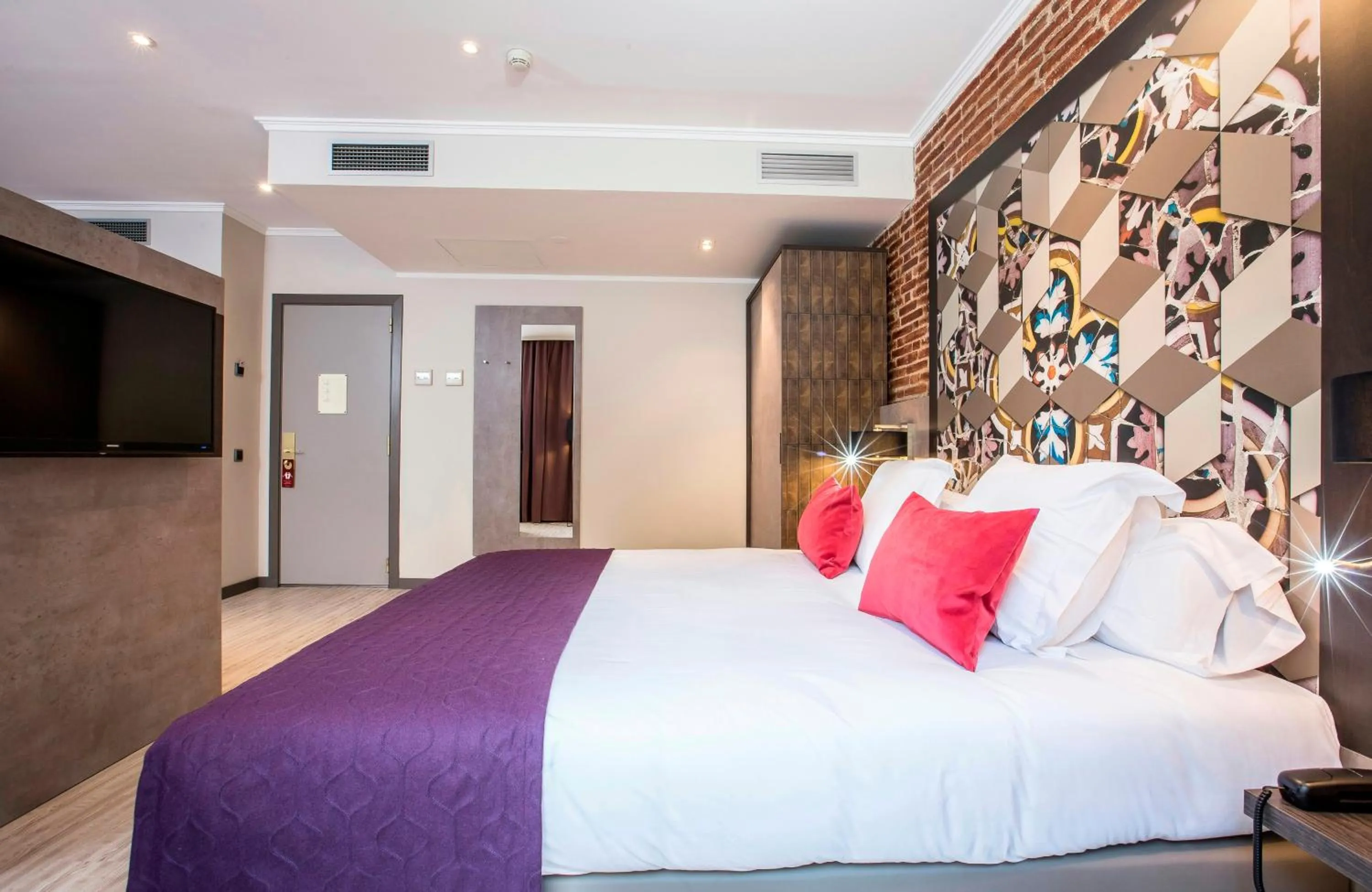 Photo of the whole room, Bed in Leonardo Hotel Barcelona Las Ramblas