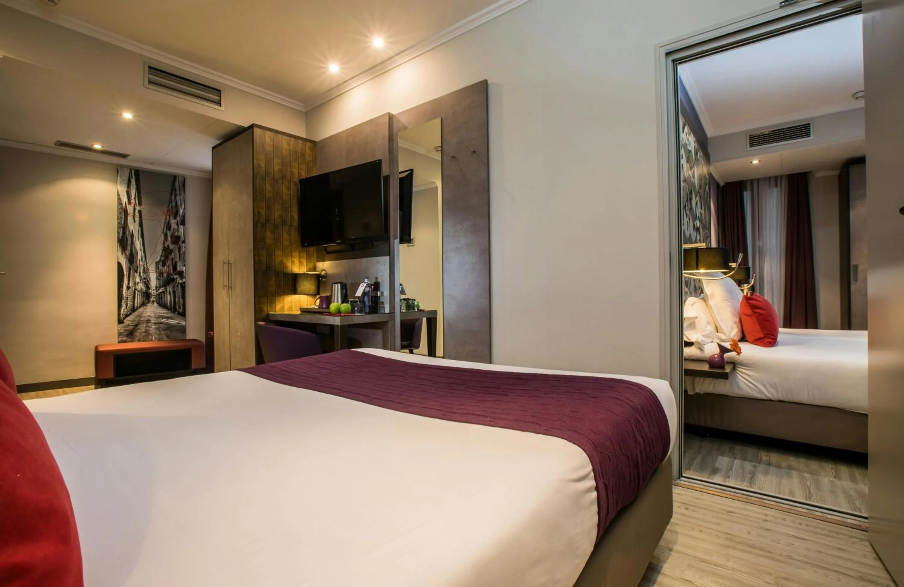 Photo of the whole room, Bed in Leonardo Hotel Barcelona Las Ramblas