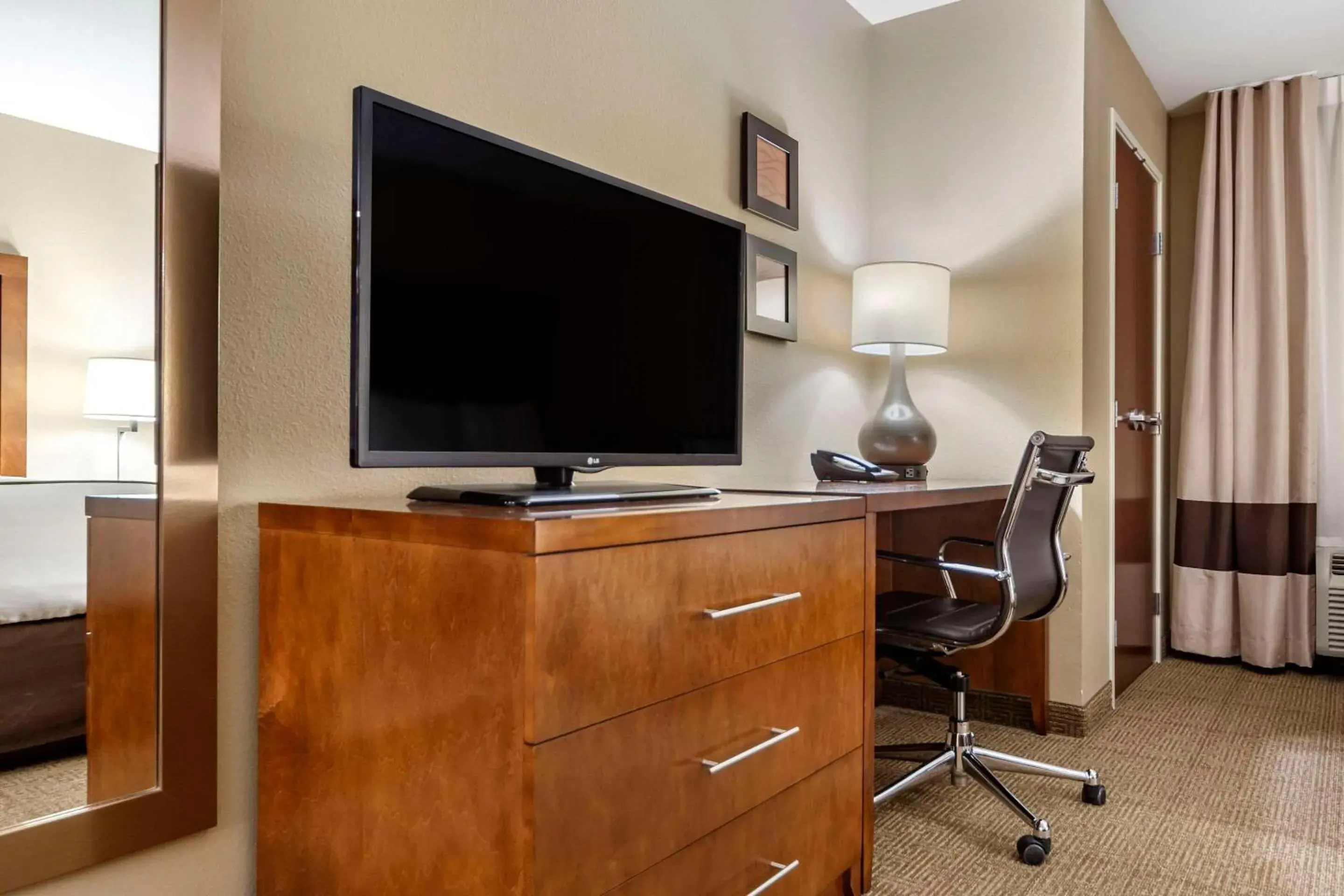 Queen Suite in Comfort Inn & Suites Avera Southwest Queen Suite in Comfort Inn & Suites Avera Southwest