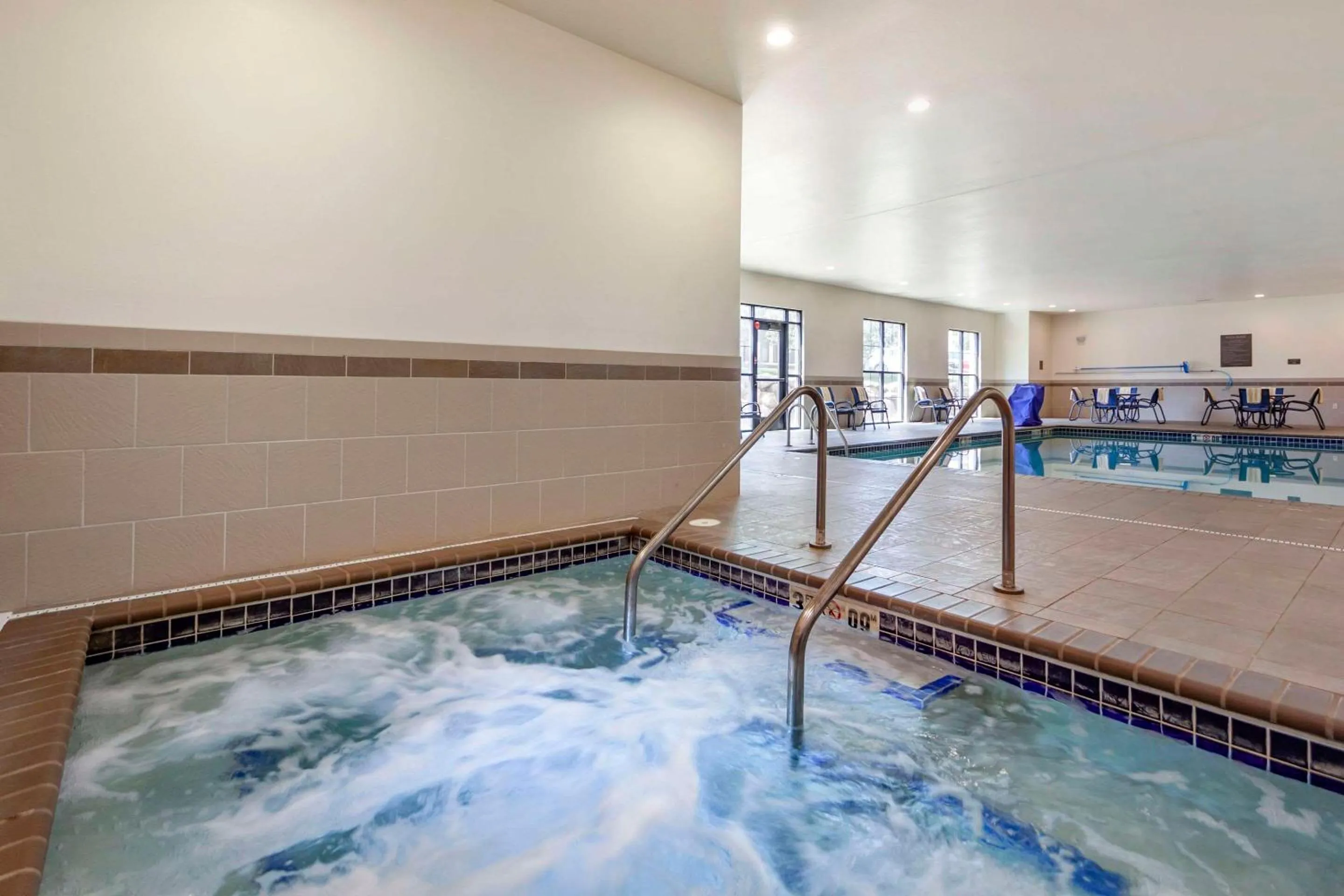 Swimming pool in Comfort Inn & Suites Avera Southwest