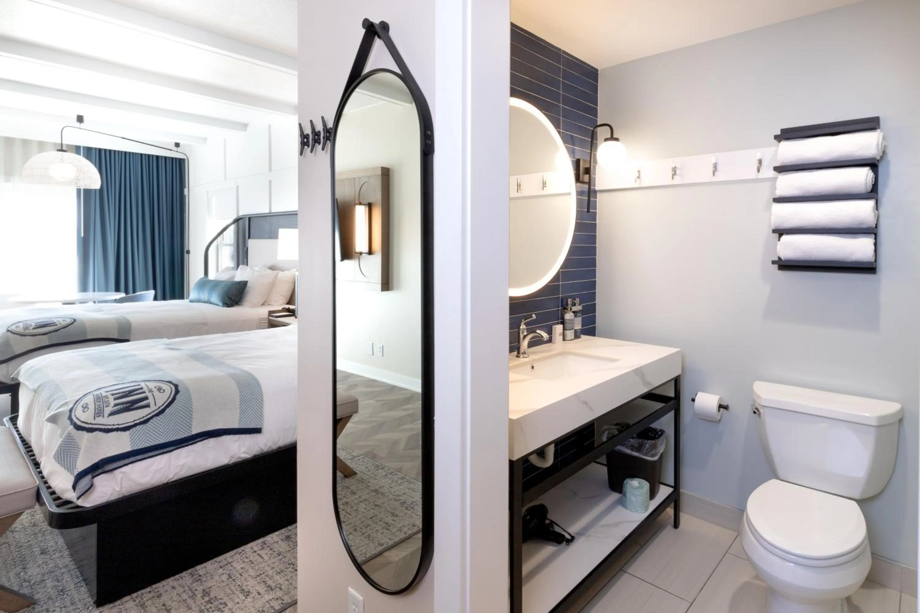 Toilet, Bed in The Inn at Harbor Shores