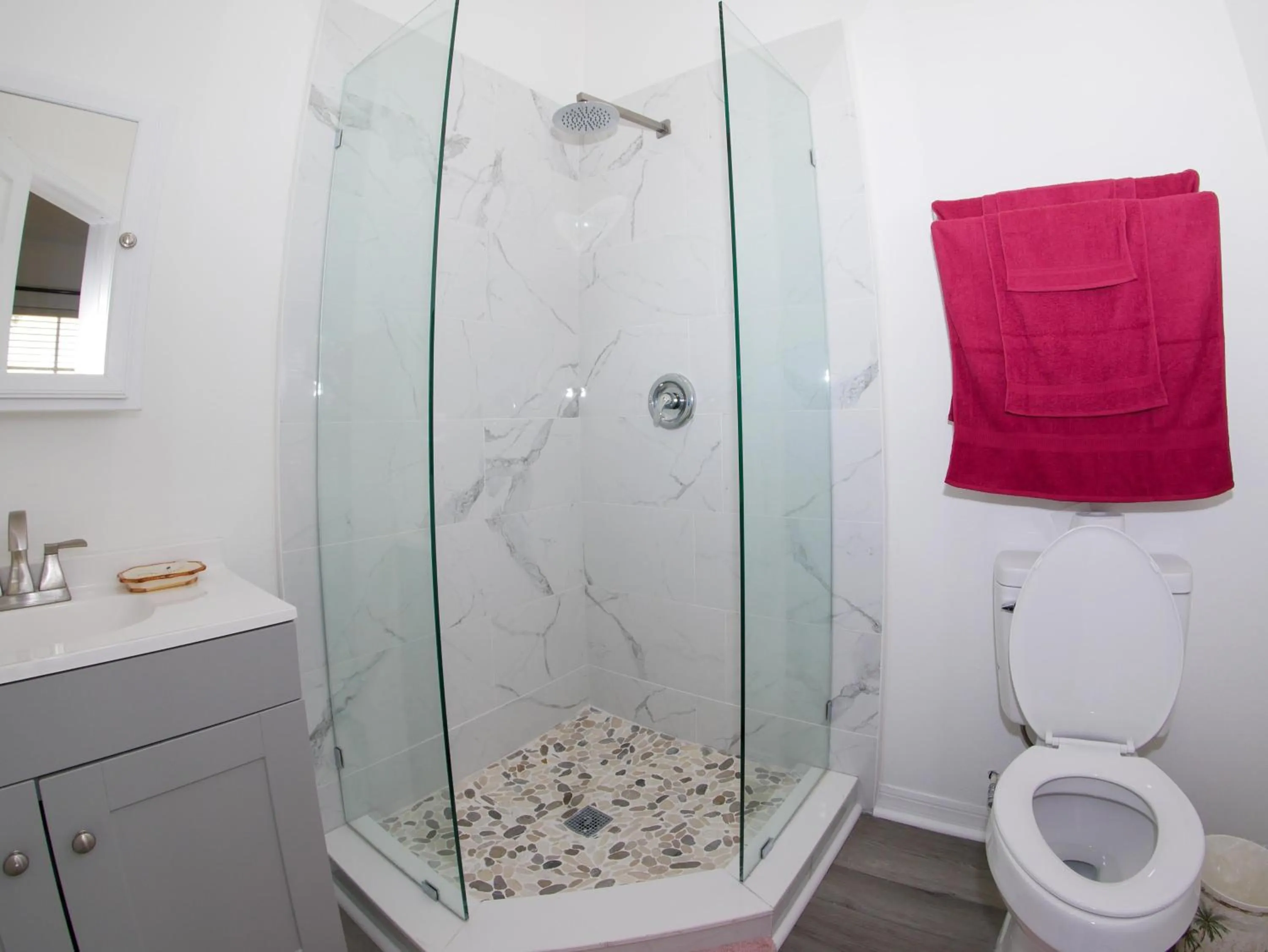 Bathroom in Large Pool With Jacuzzi, Near The Disney Attractions!!