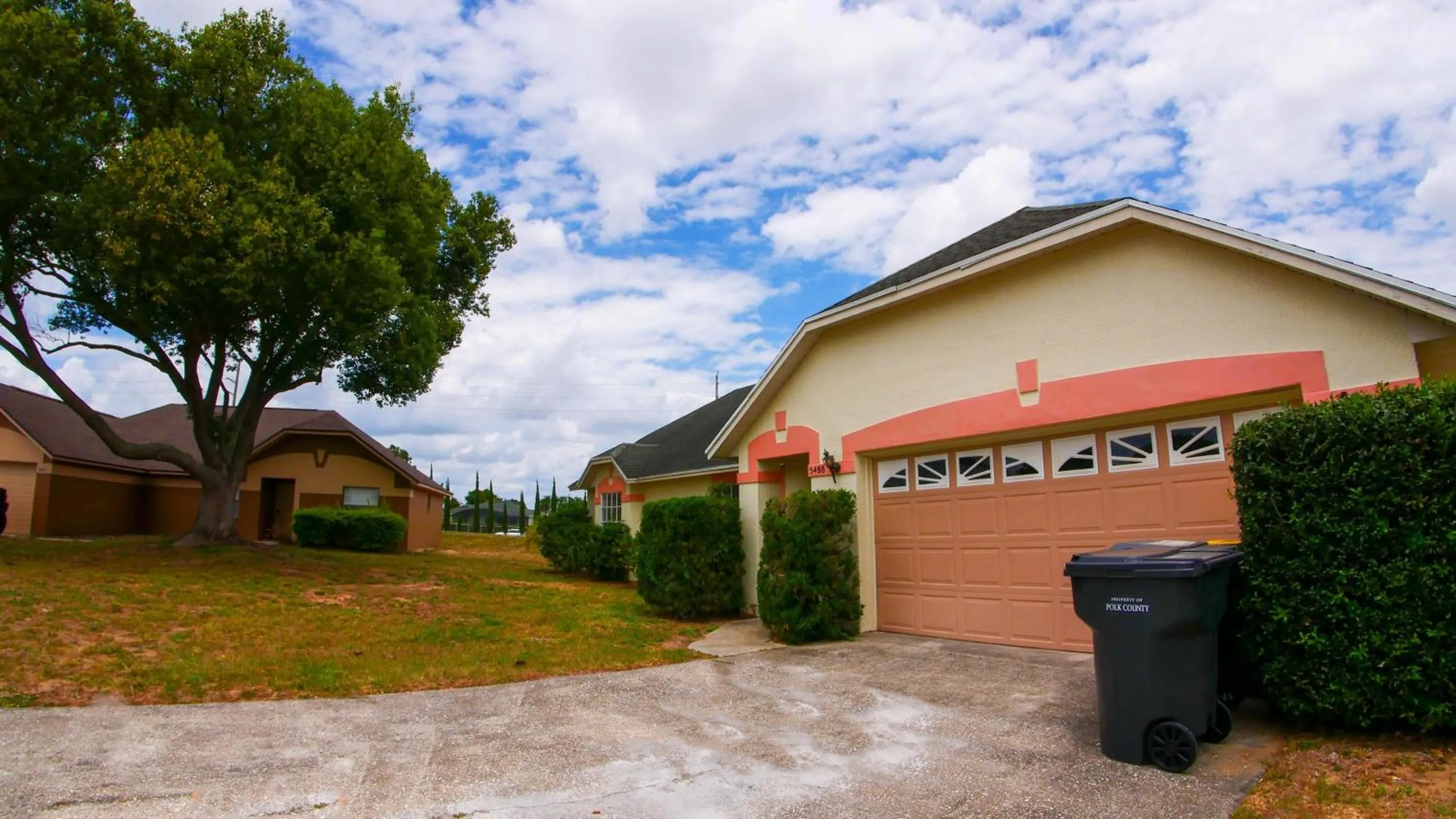 Property building in Large Pool With Jacuzzi, Near The Disney Attractions!!