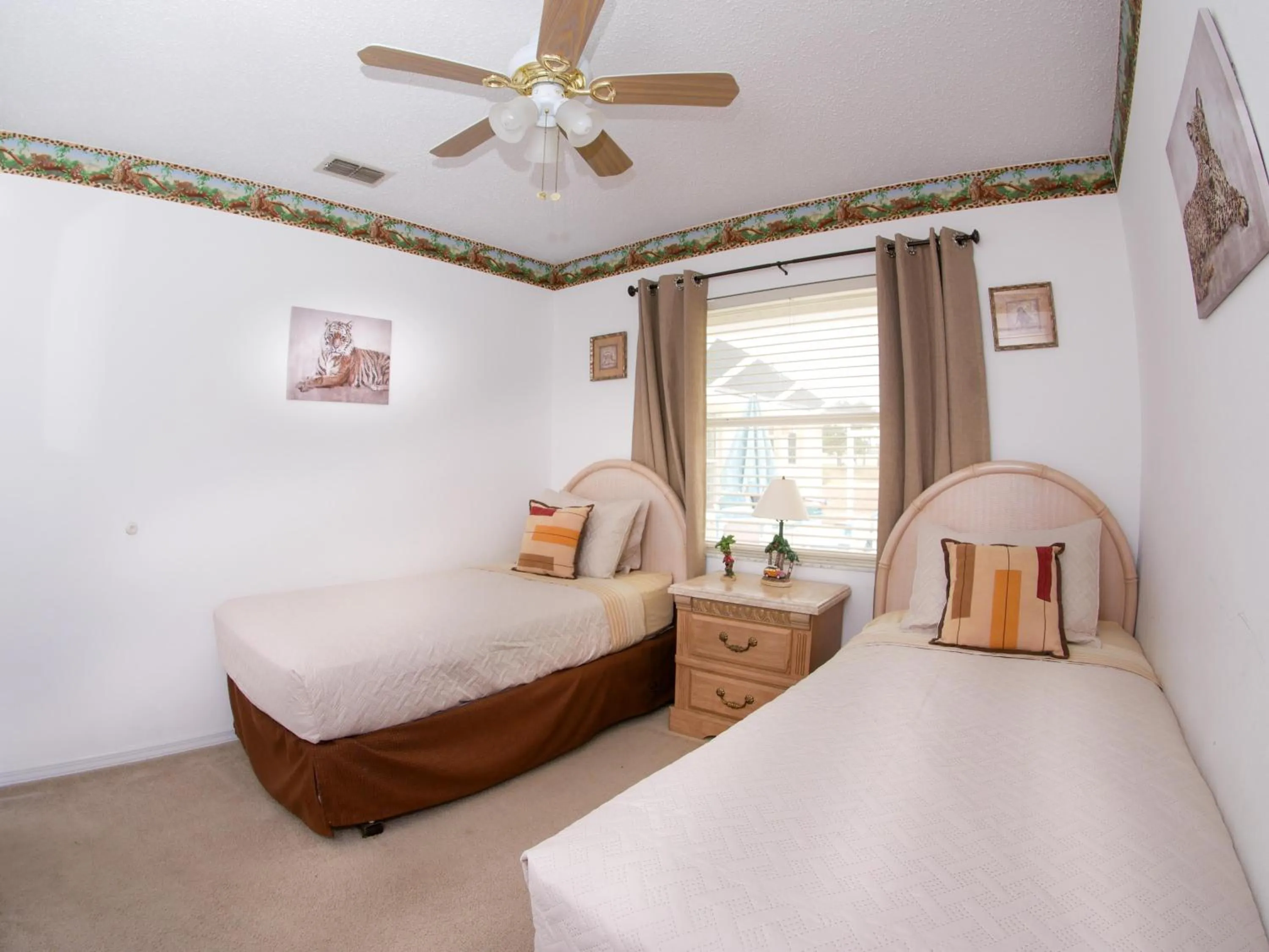 Bedroom, Bed in Large Pool With Jacuzzi, Near The Disney Attractions!!